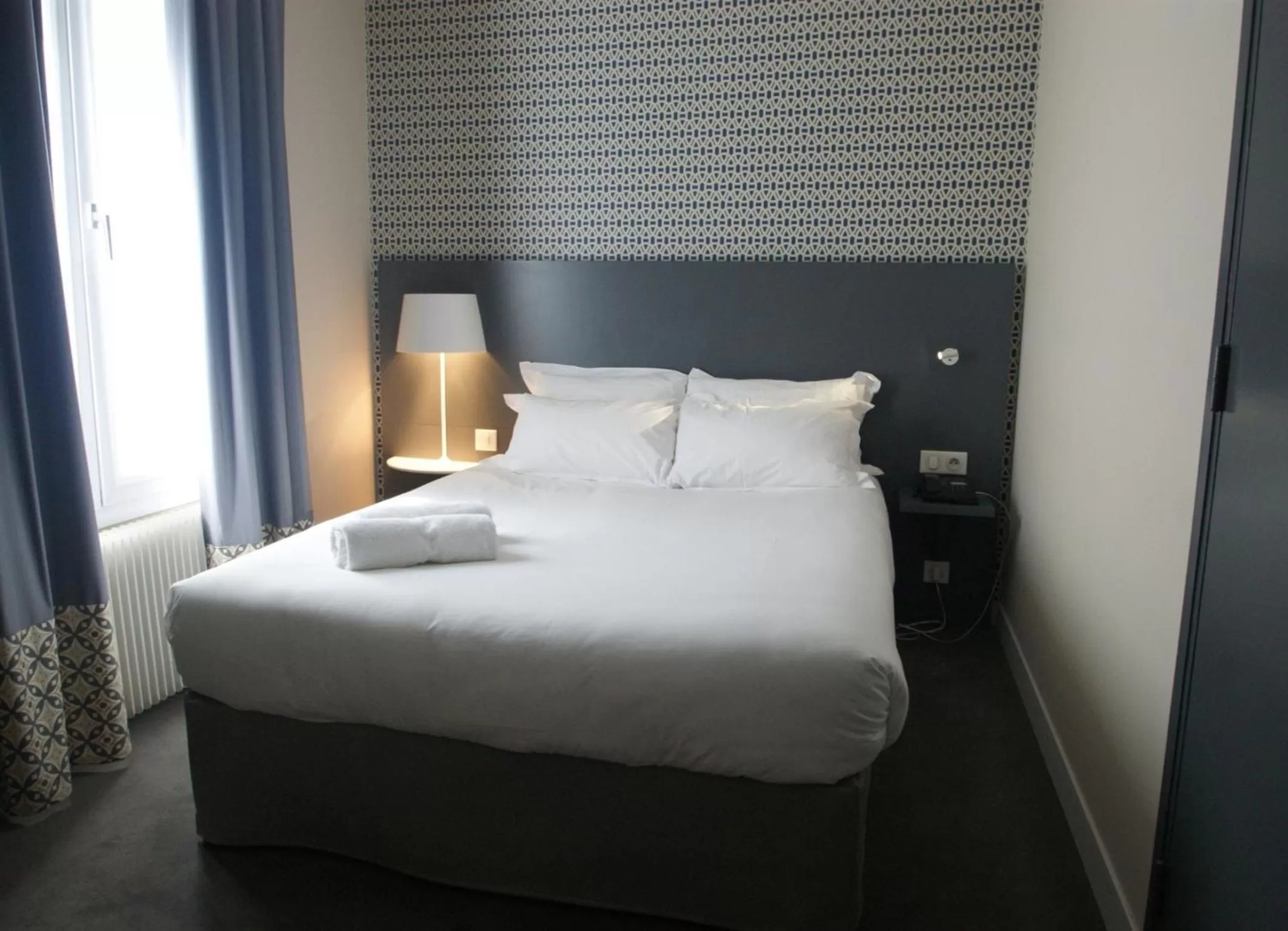 Bedroom, Bed in Parici Hôtel Boulogne Billancourt