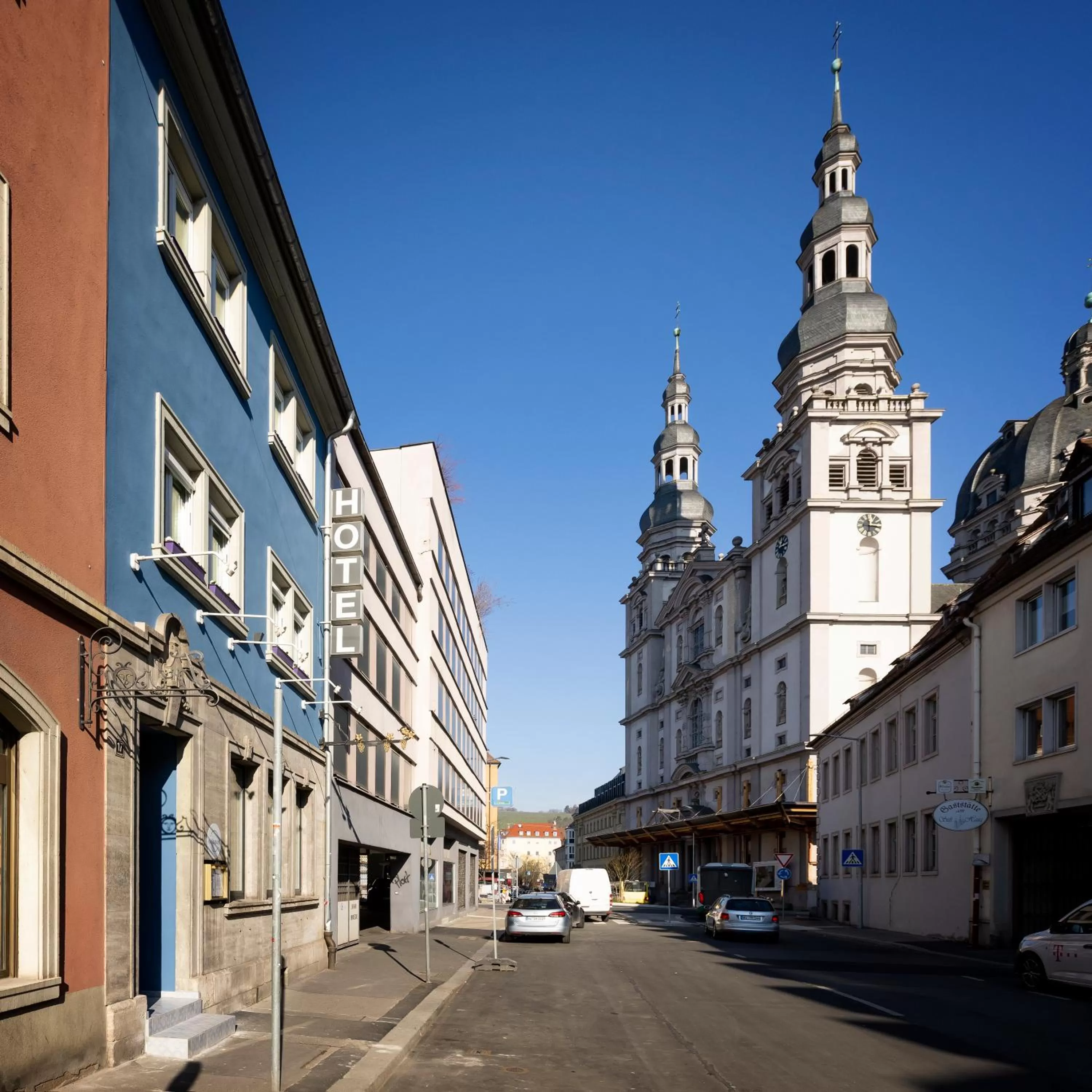 Property building in Hotel Kunterbunt - by homekeepers