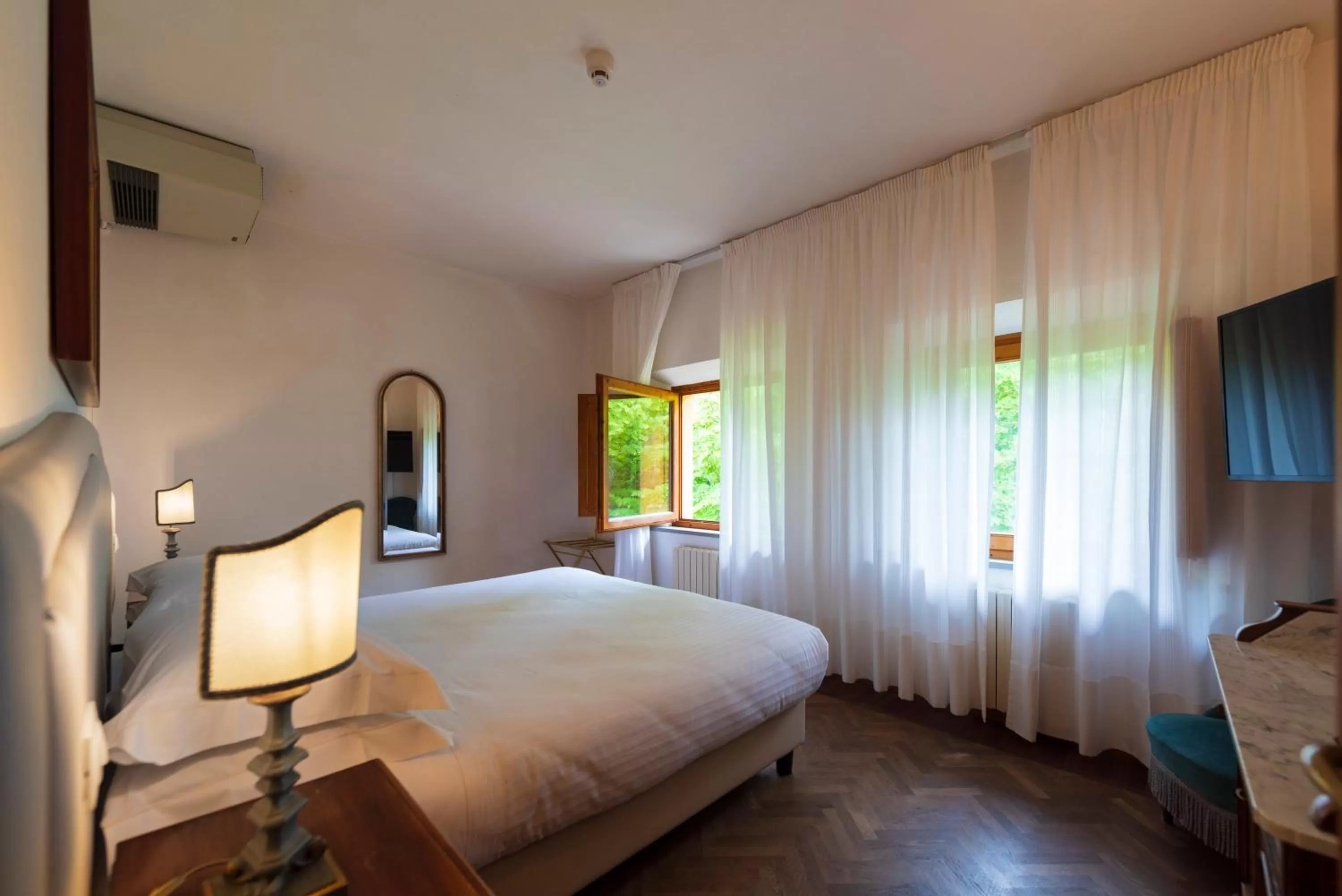 Bed in Villa Scacciapensieri Boutique Hotel