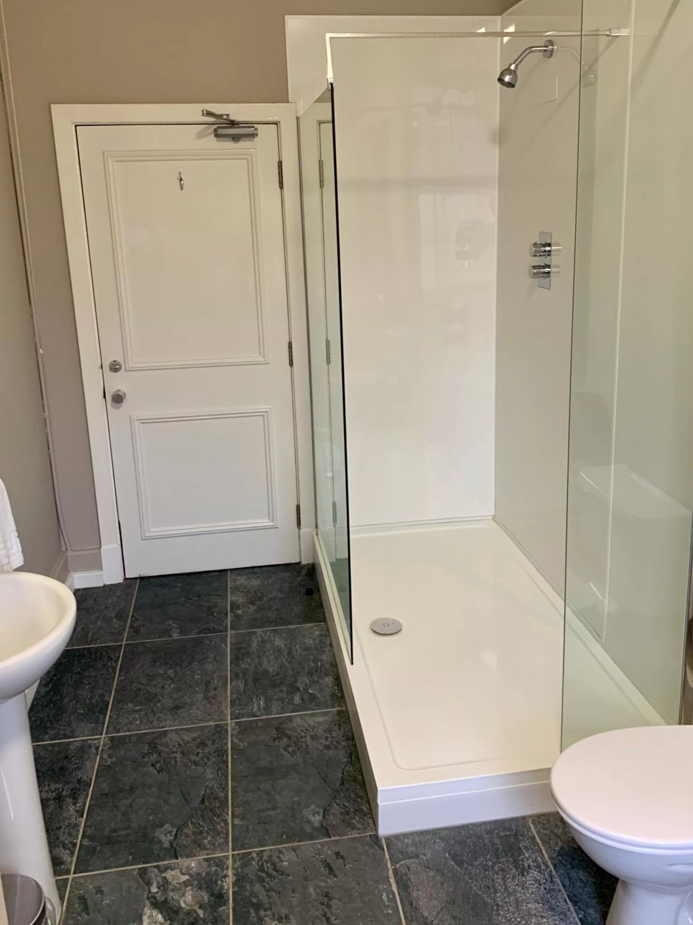 Bathroom in The Raven Hotel