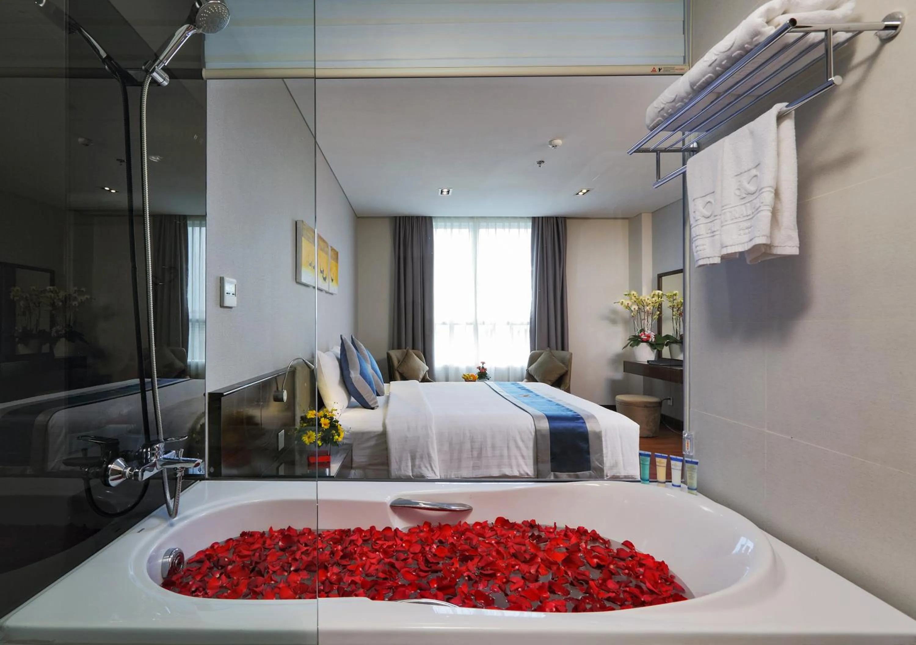 Toilet, Bed in Central Palace Hotel