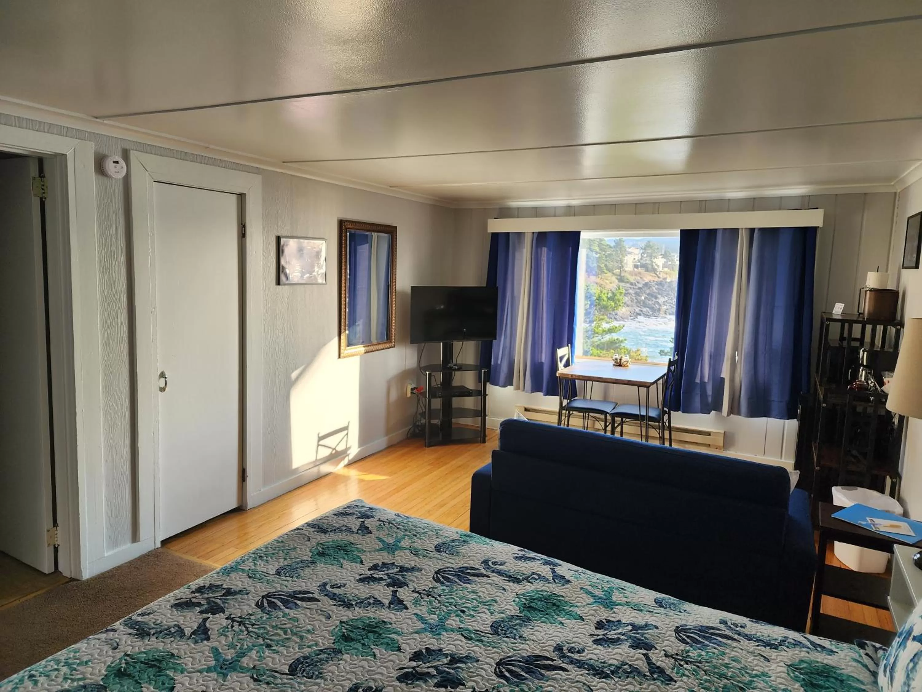 Bed in Inn at Arch Rock