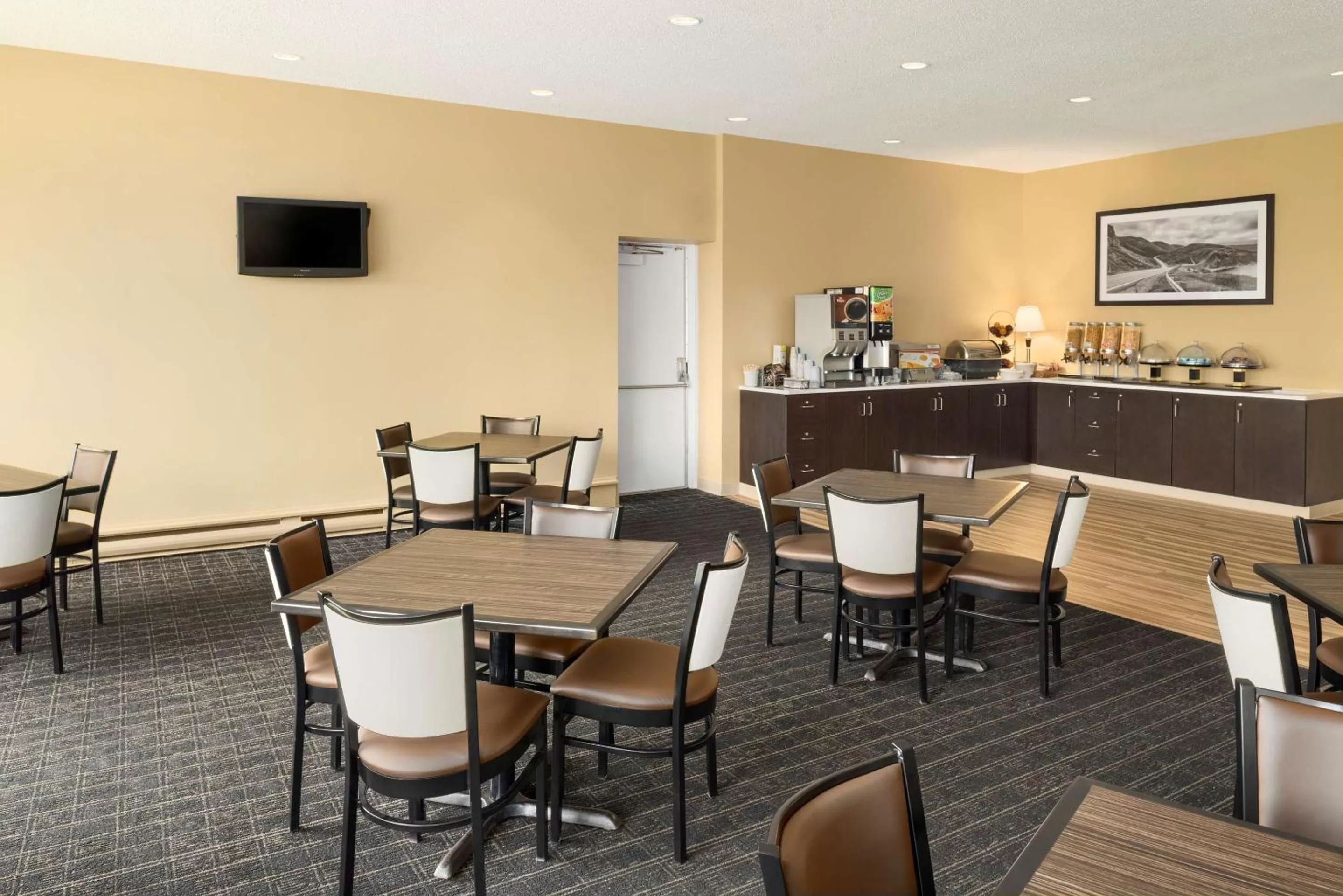 Dining area in Travelodge by Wyndham Sydney