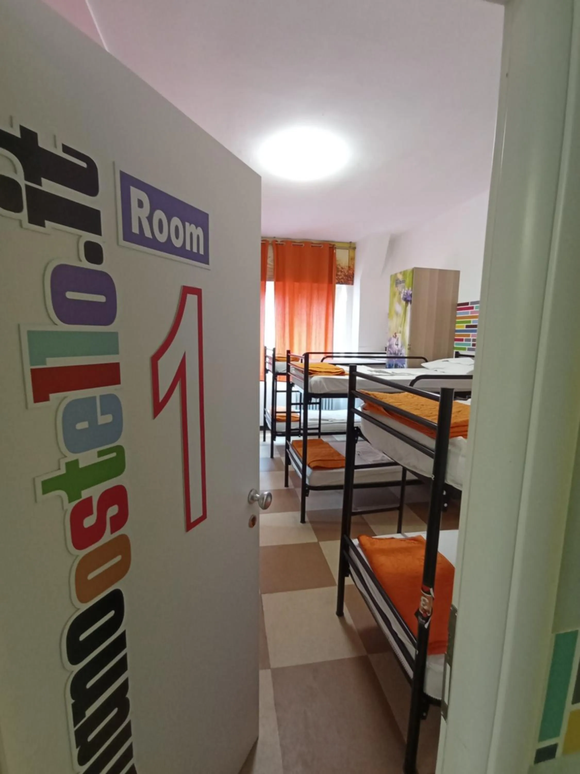 room service, Bed in Milano Ostello