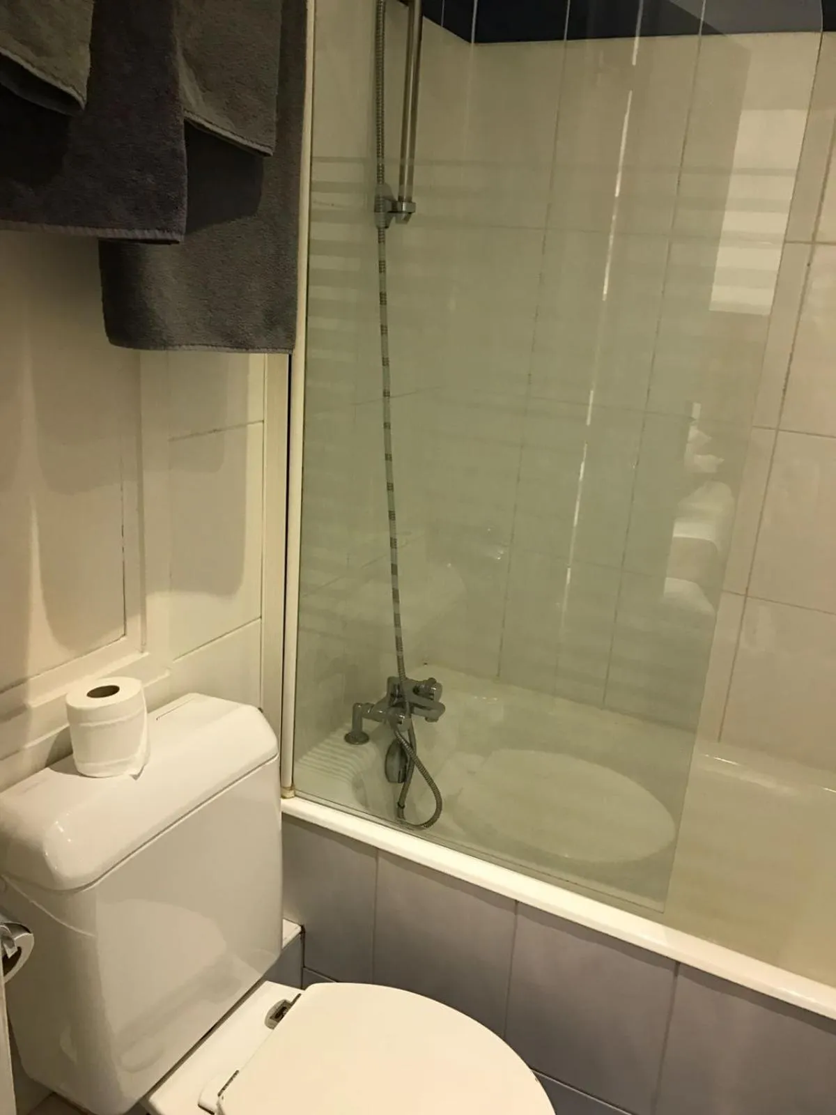 Toilet in Grand Hotel Nouvel Opera