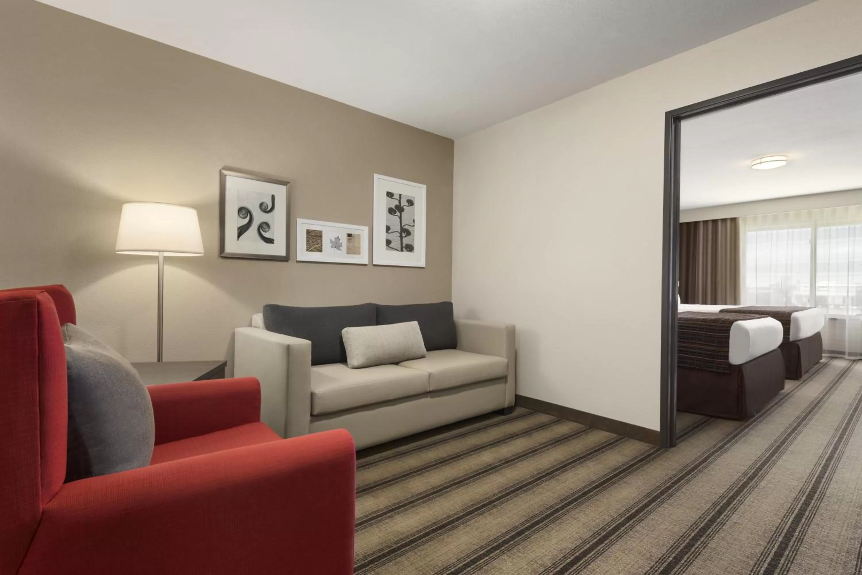 Living room, Bed in Country Inn & Suites by Radisson, Springfield Southeast