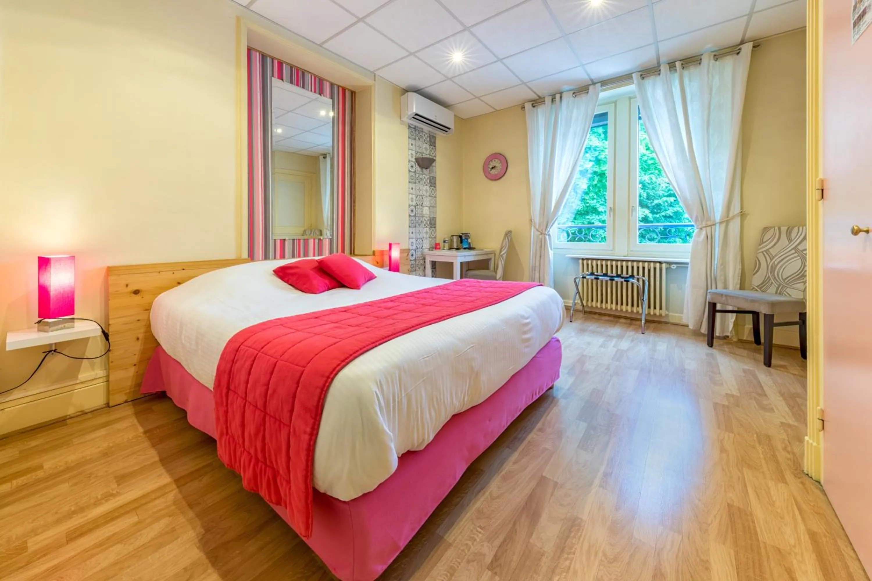 Bedroom, Bed in La Commanderie de Champarey