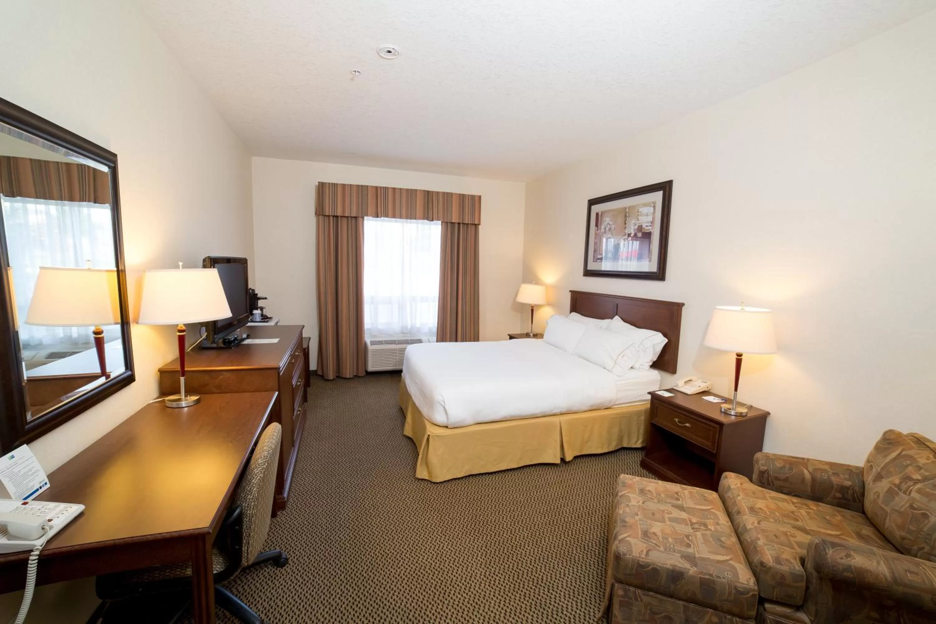 Photo of the whole room, Bed in Holiday Inn Express & Suites Drayton Valley by IHG