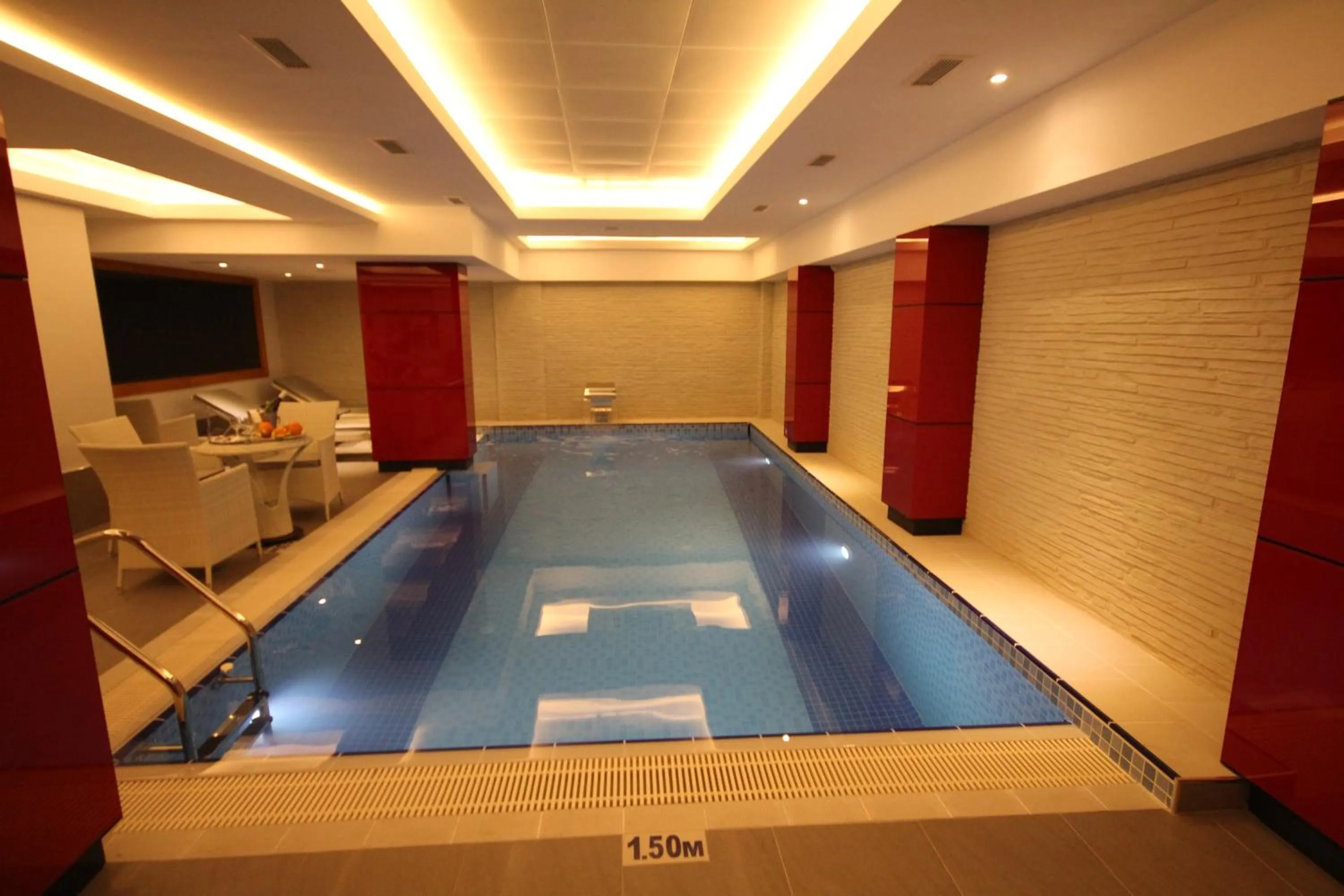 Swimming pool in Grand Washington Hotel