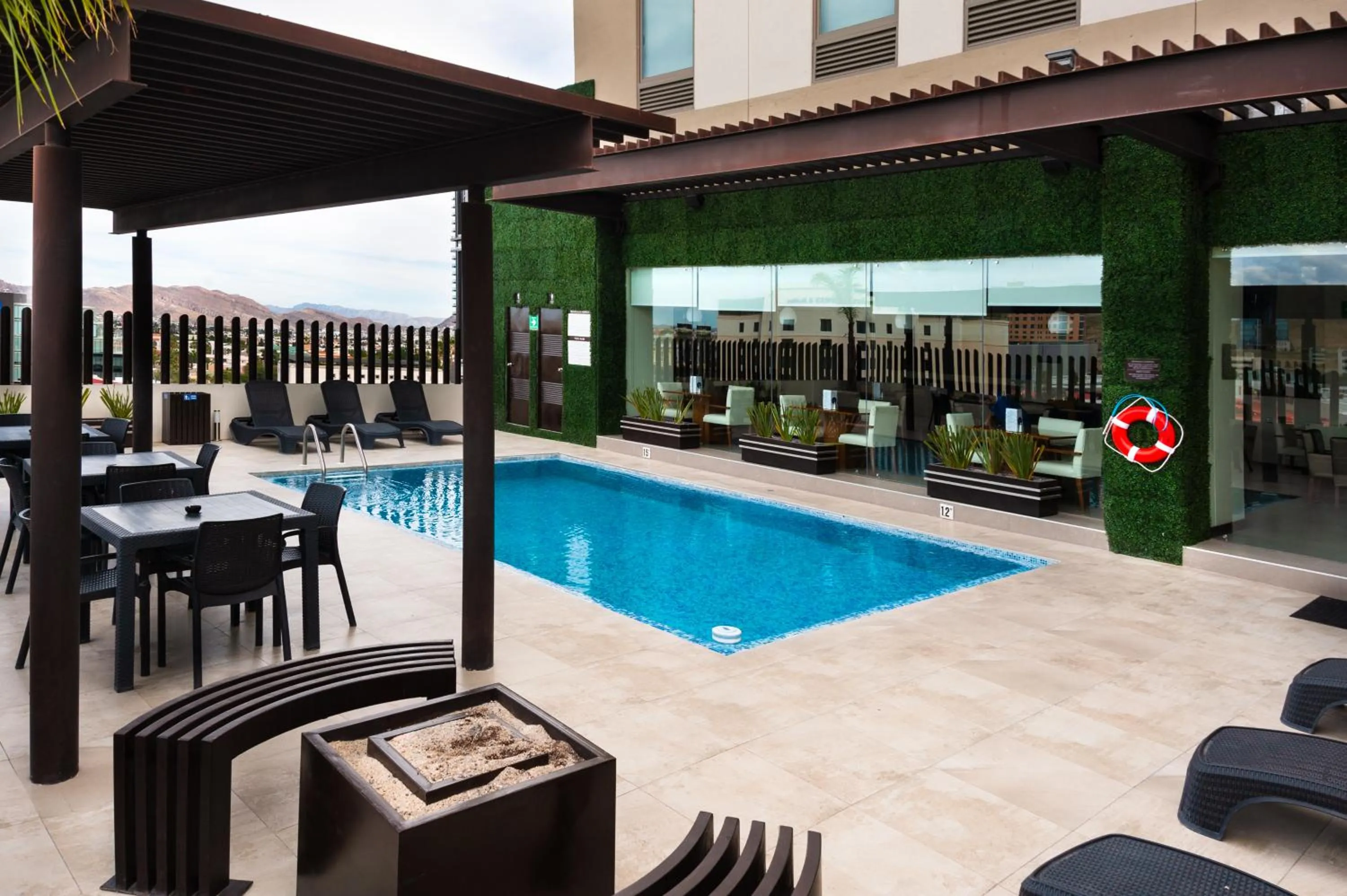 Swimming pool in Best Western Plus Chihuahua Juventud