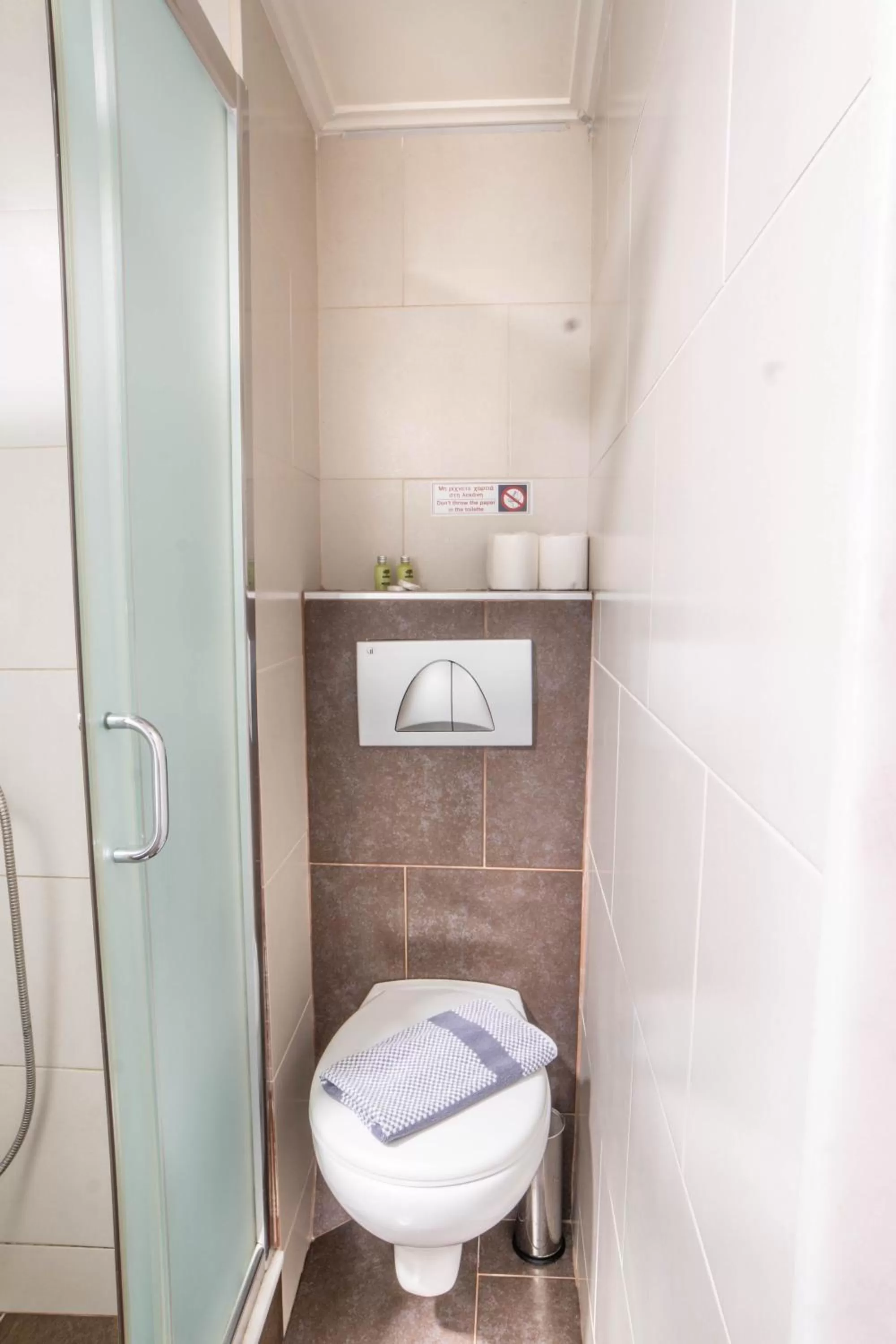 Toilet in Argo Hotel Piraeus