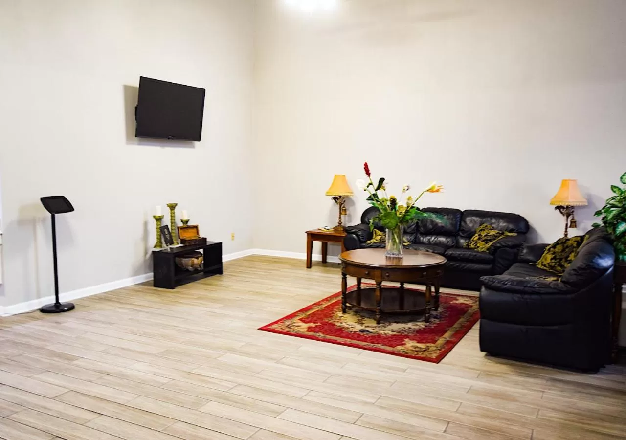 Seating area in Super 8 by Wyndham Searcy AR