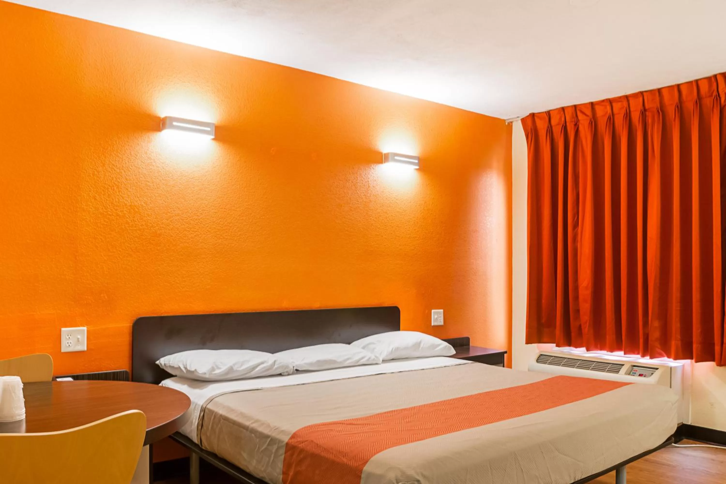 Bedroom, Bed in Motel 6-New Orleans, LA - Near Downtown