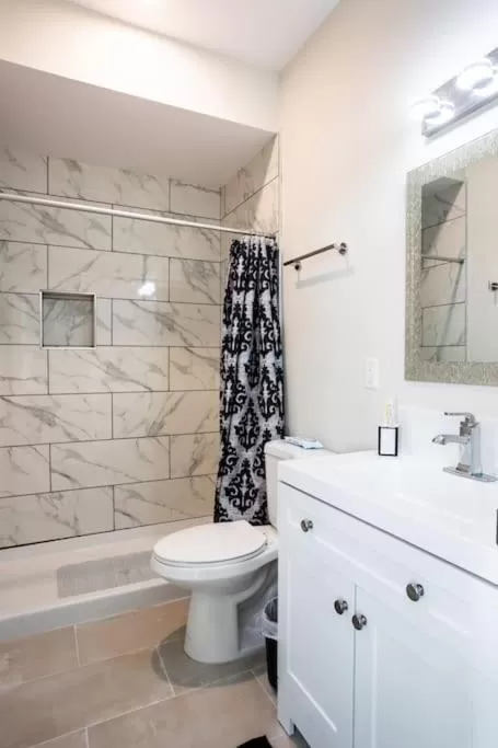 Bathroom in Next to San Diego Downtown - Cali King Size Studio