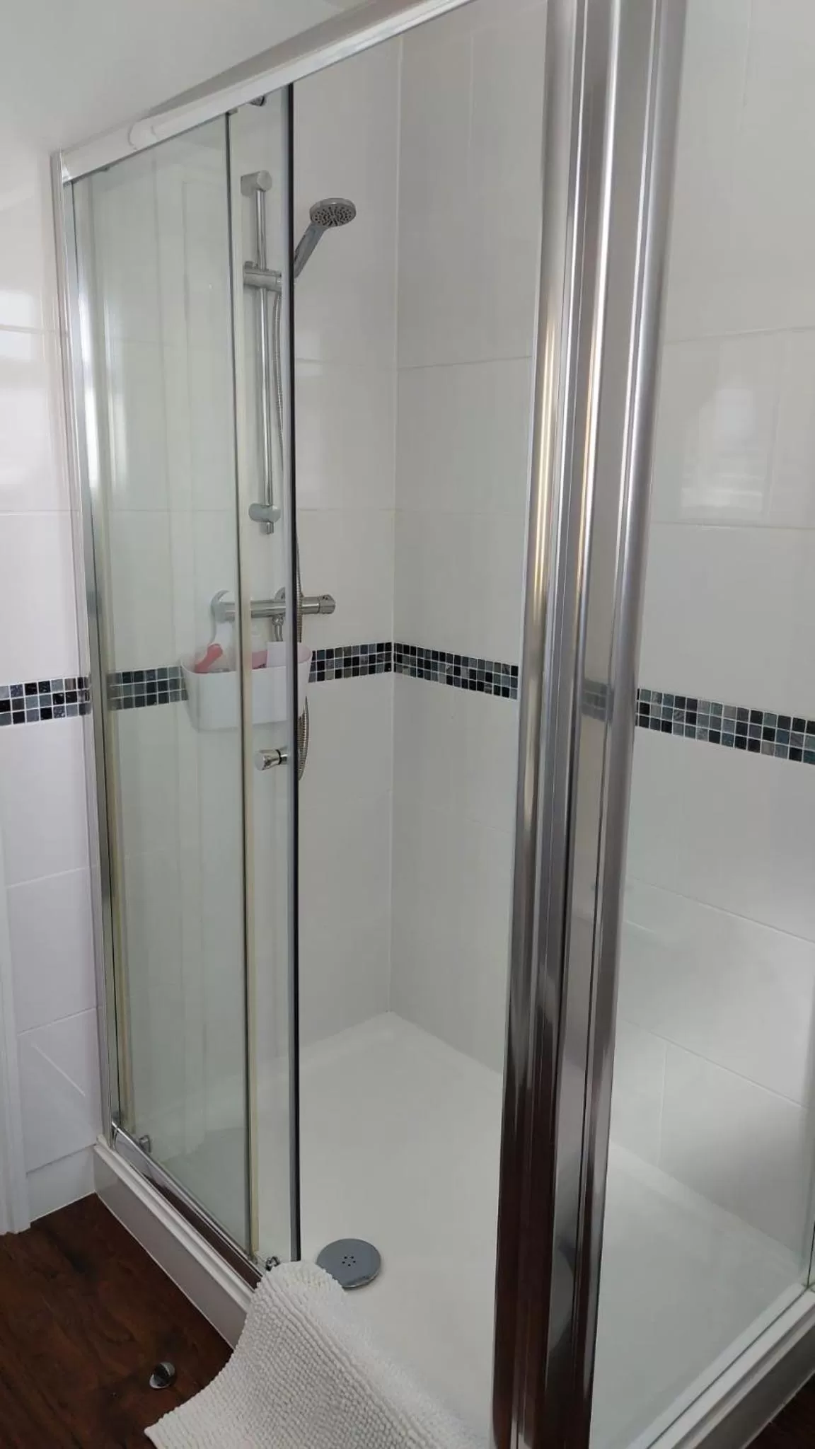 Shower in Westwood Lodge B & B Boston