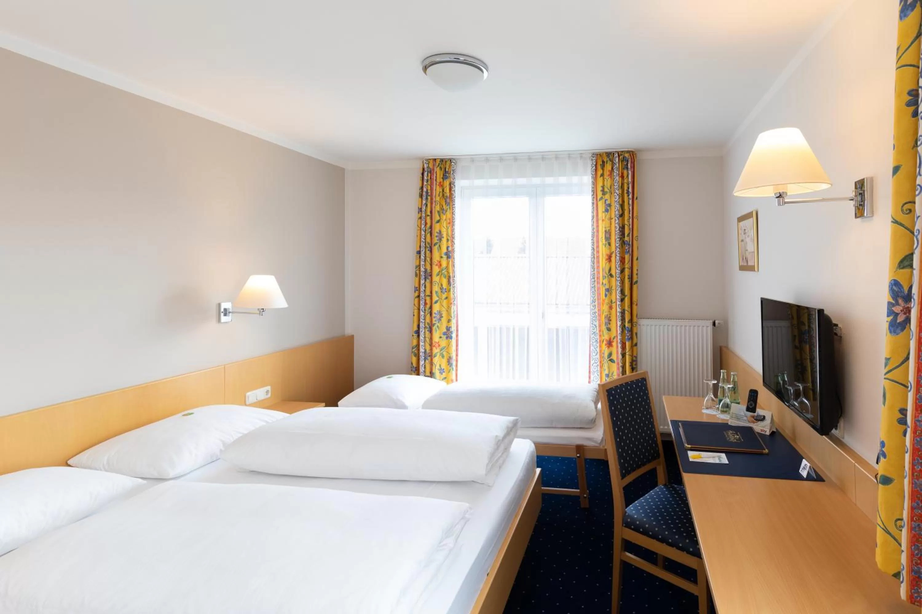 Photo of the whole room, Bed in Landhotel-Restaurant Huberhof Allershausen