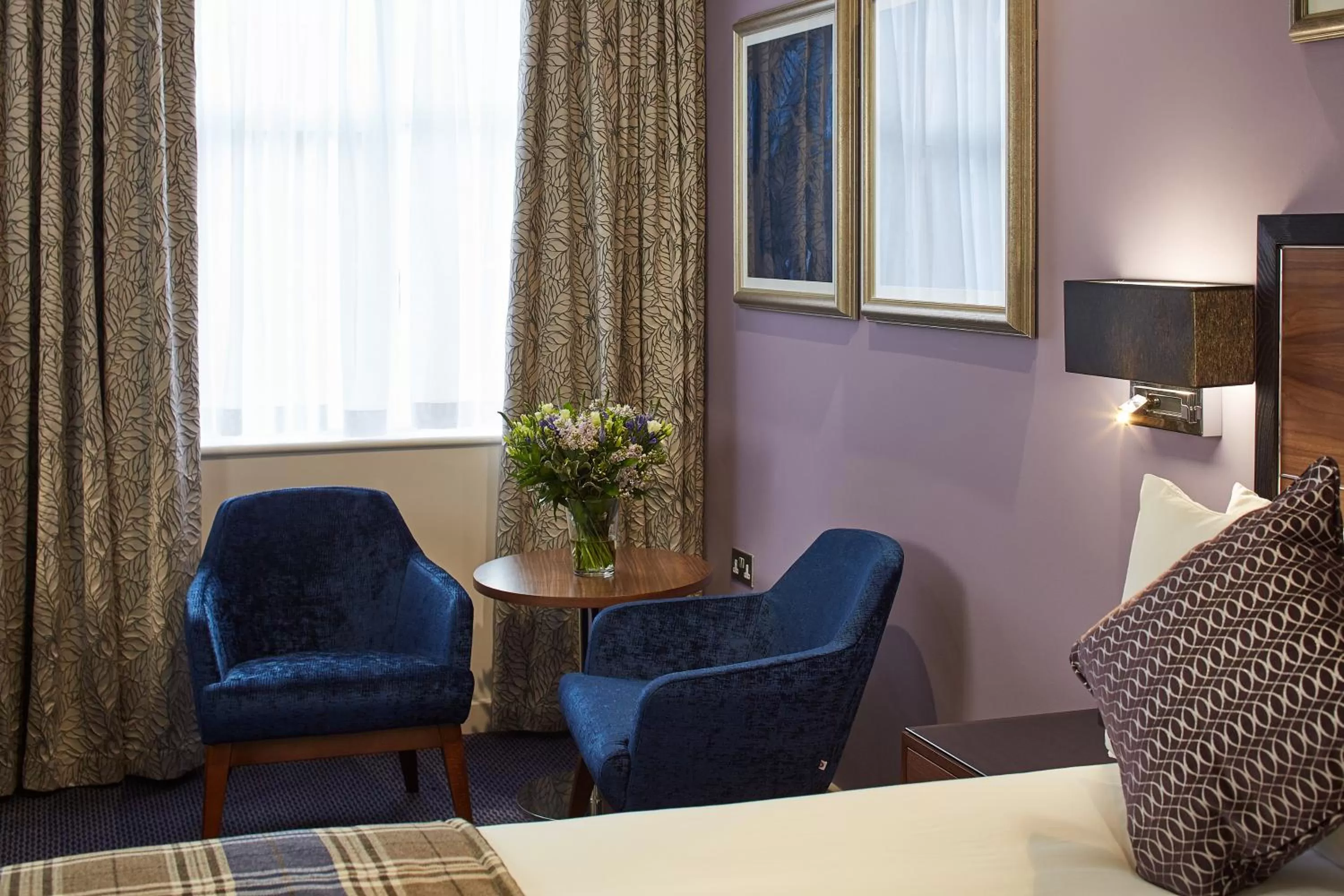 Seating area, Bed in The Bull