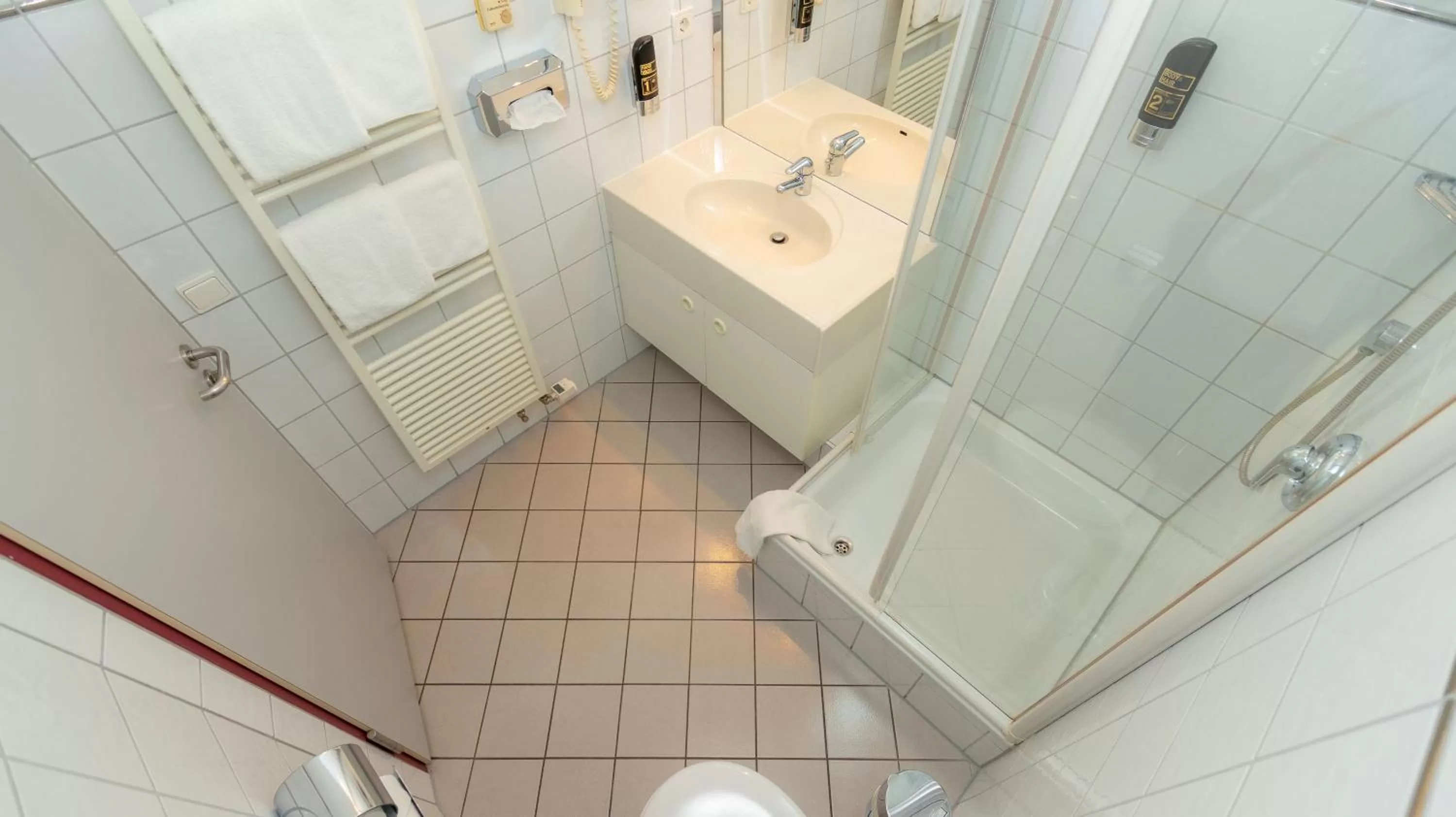 Shower, Bathroom in LeoMar Hotel