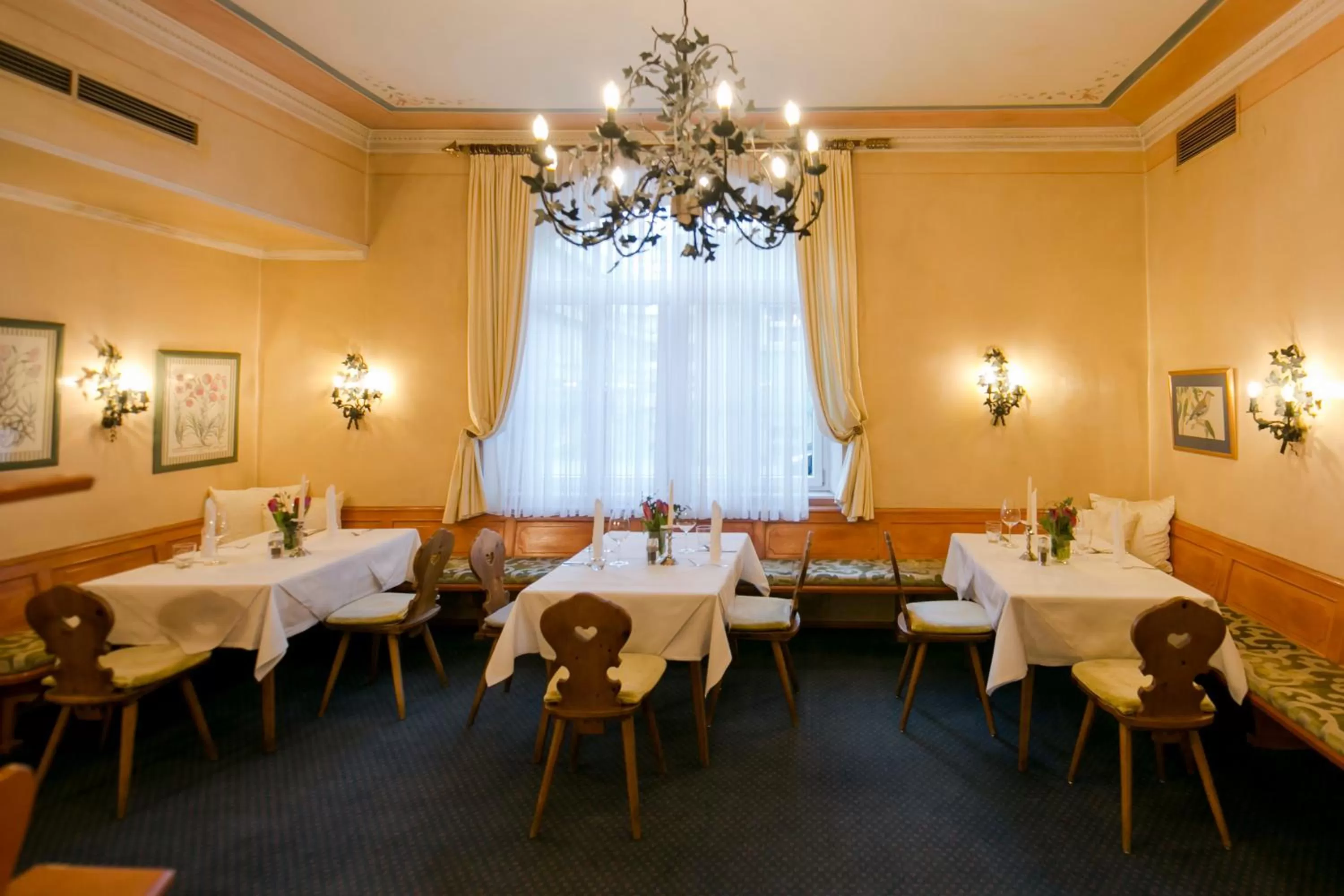 Restaurant/places to eat in Hotel Sailer