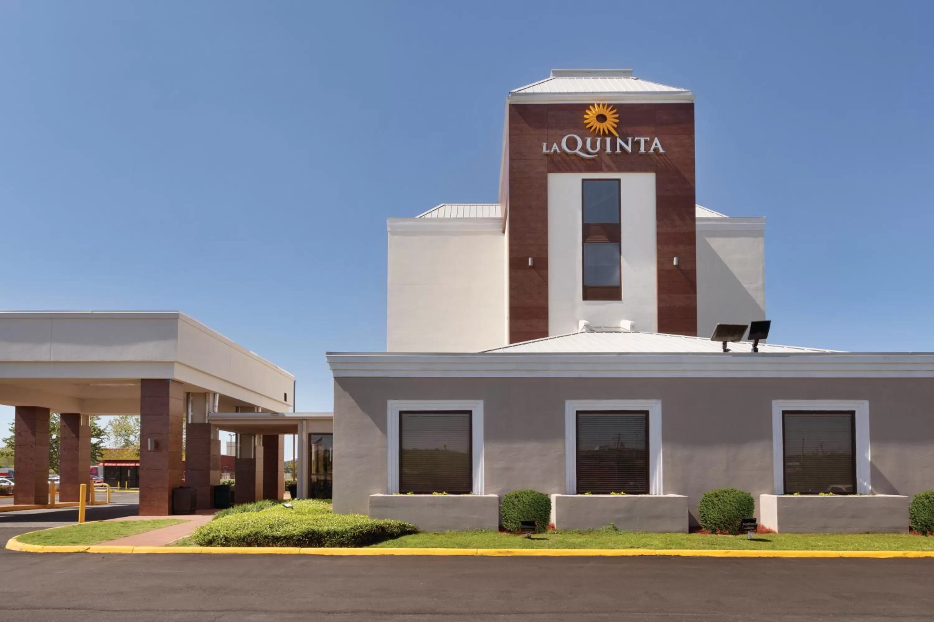 Property building in La Quinta inn & suites by Wyndham Dothan