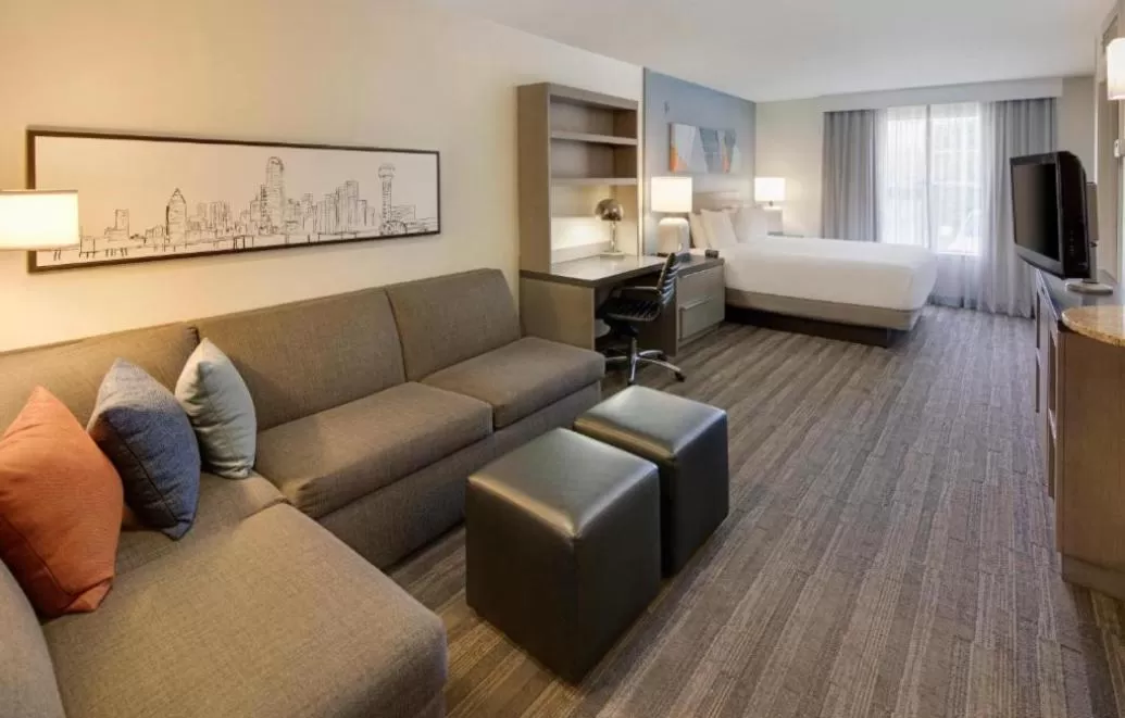 Seating Area in Trellis Canyon Creek/Richardson