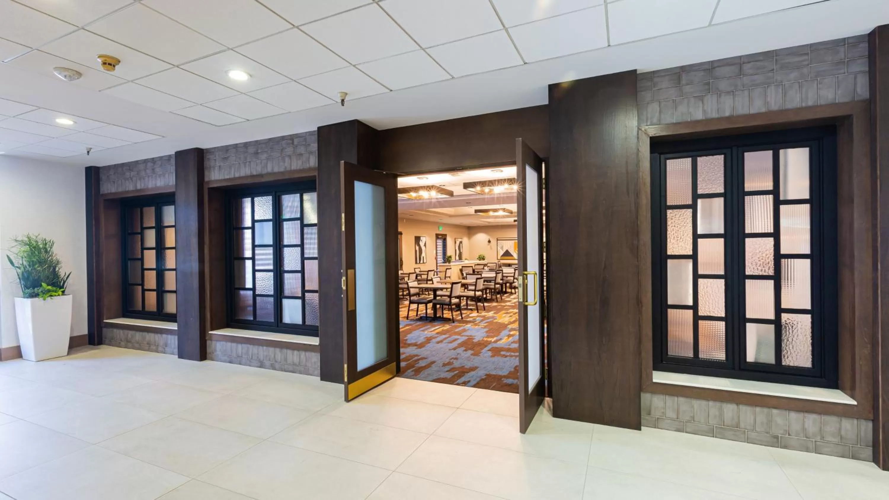 Dining area in Holiday Inn San Jose-Silicon Valley by IHG