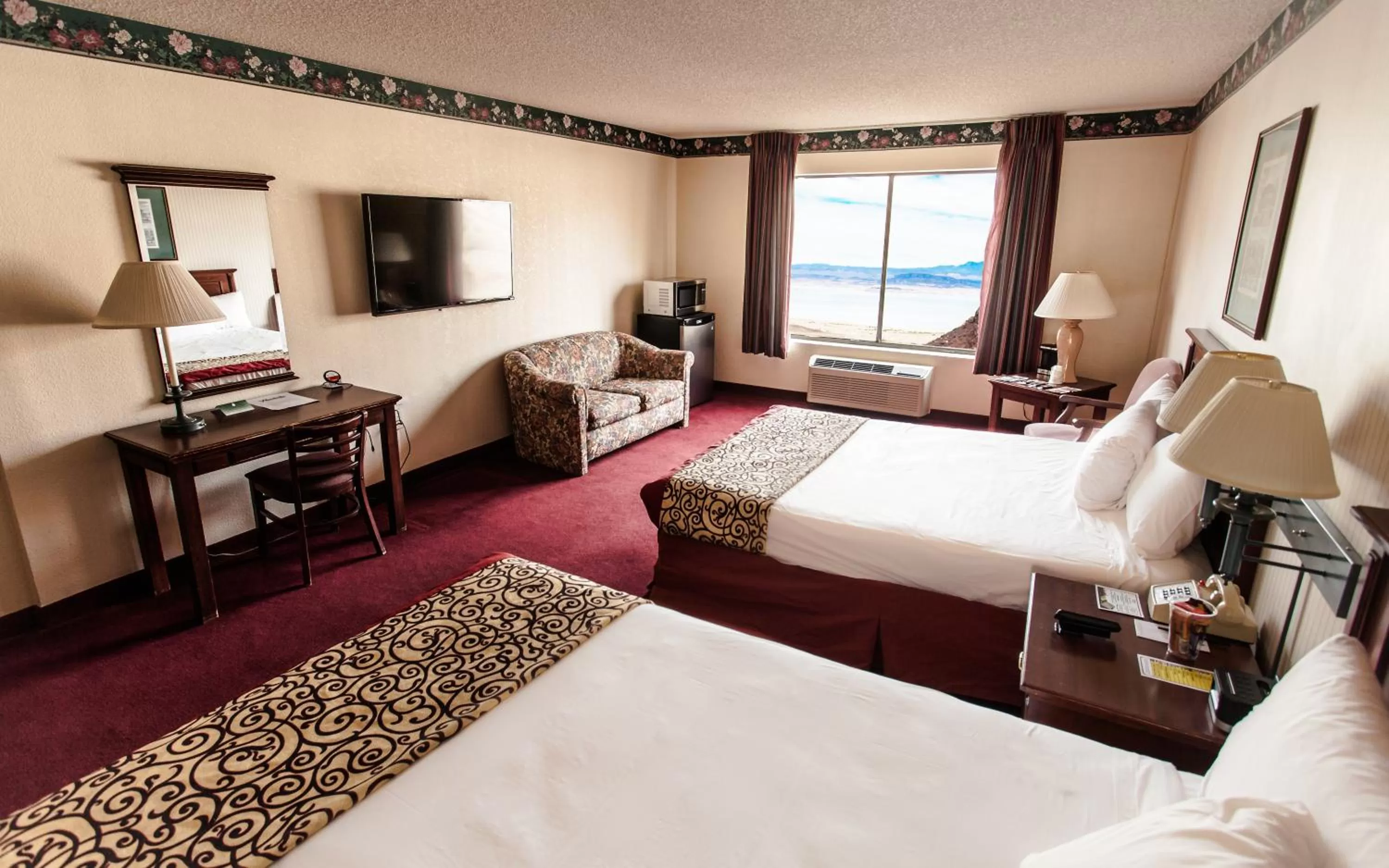 Photo of the whole room, Bed in Hoover Dam Lodge
