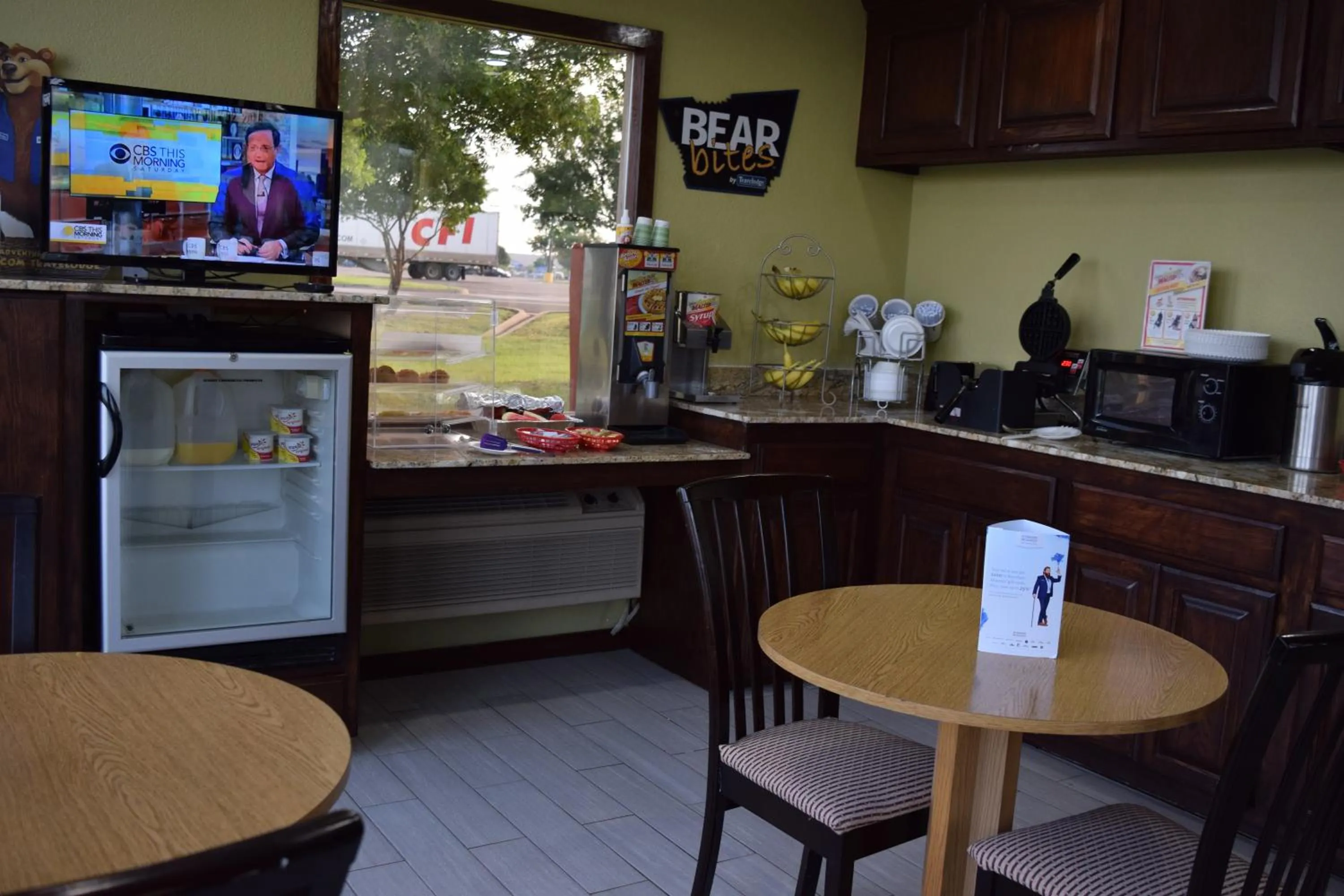 Food and drinks in Travelodge Inn & Suites by Wyndham Norman