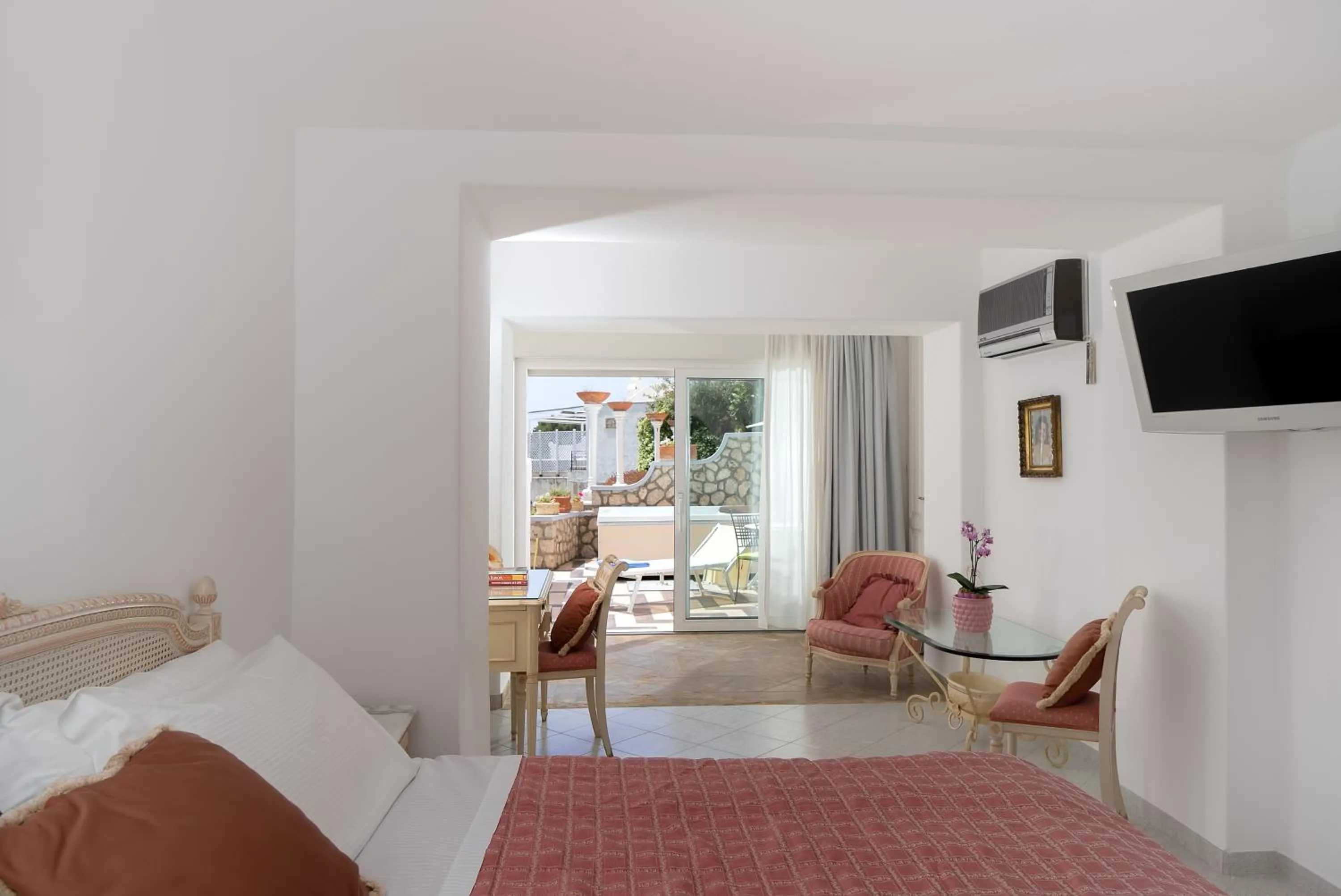 Communal lounge/ TV room, Bed in Hotel La Floridiana