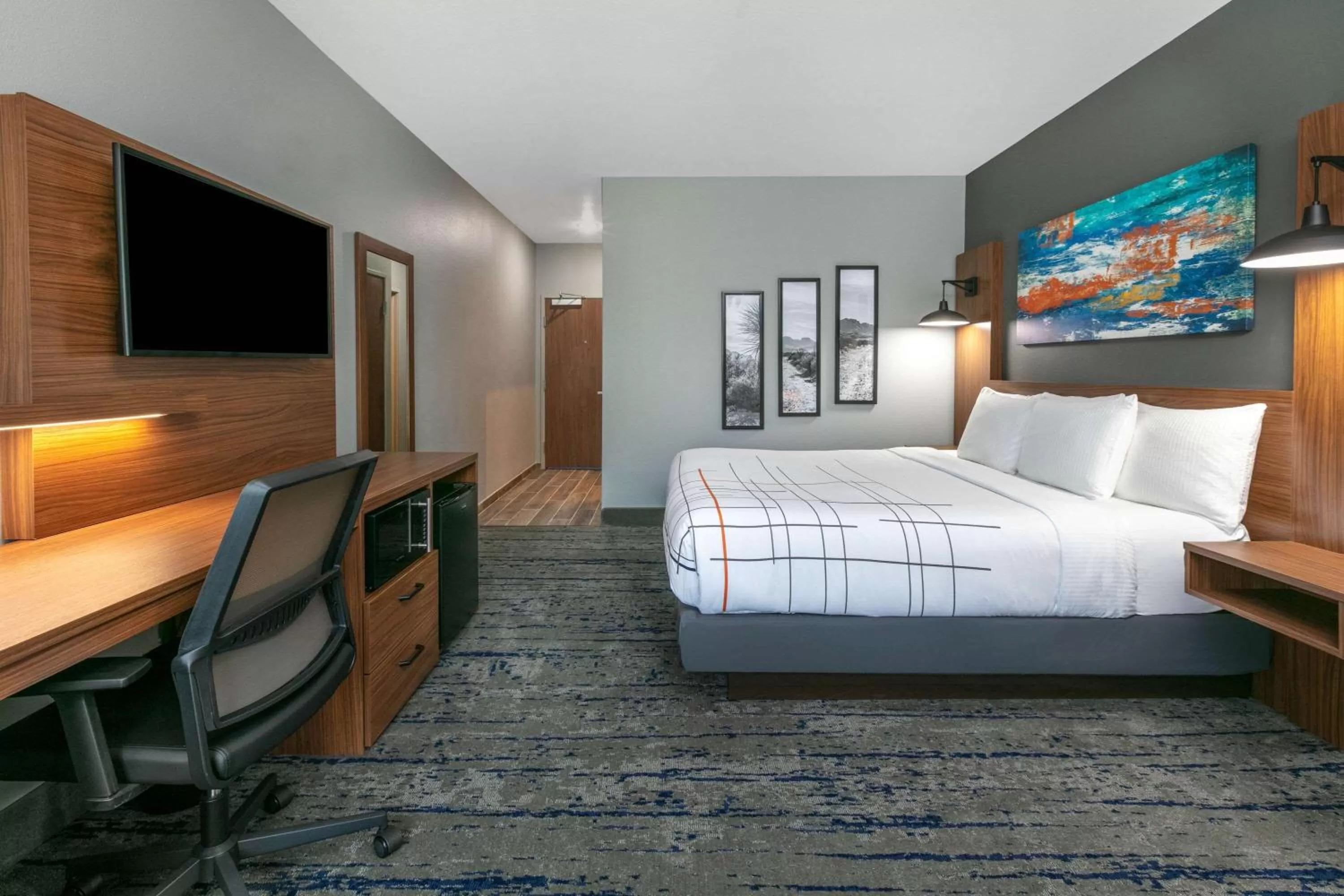 Photo of the whole room, Bed in La Quinta by Wyndham Jacksonville, Texas