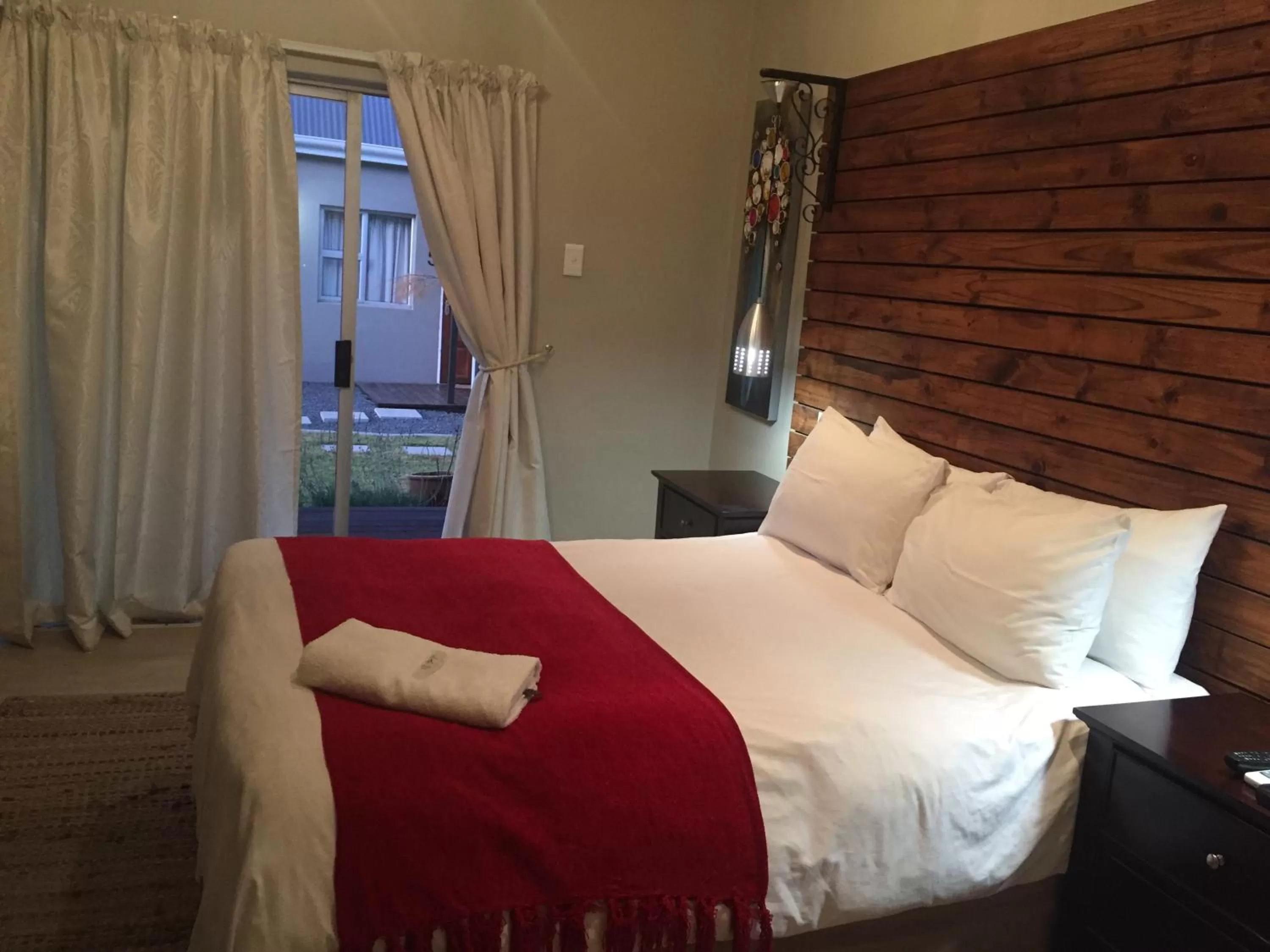 Bedroom, Bed in Tranquil House B&B @ 1 College Ave