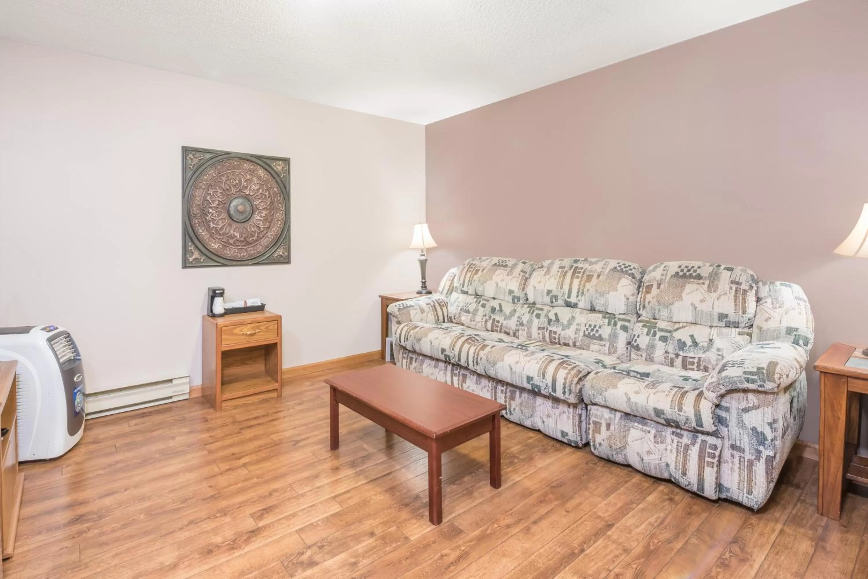 Decorative detail, Bed in Days Inn by Wyndham Spearfish