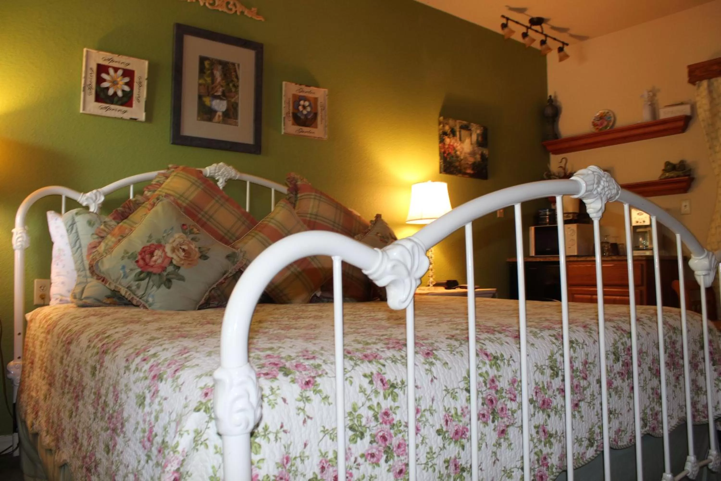 Bed in All Seasons Inn