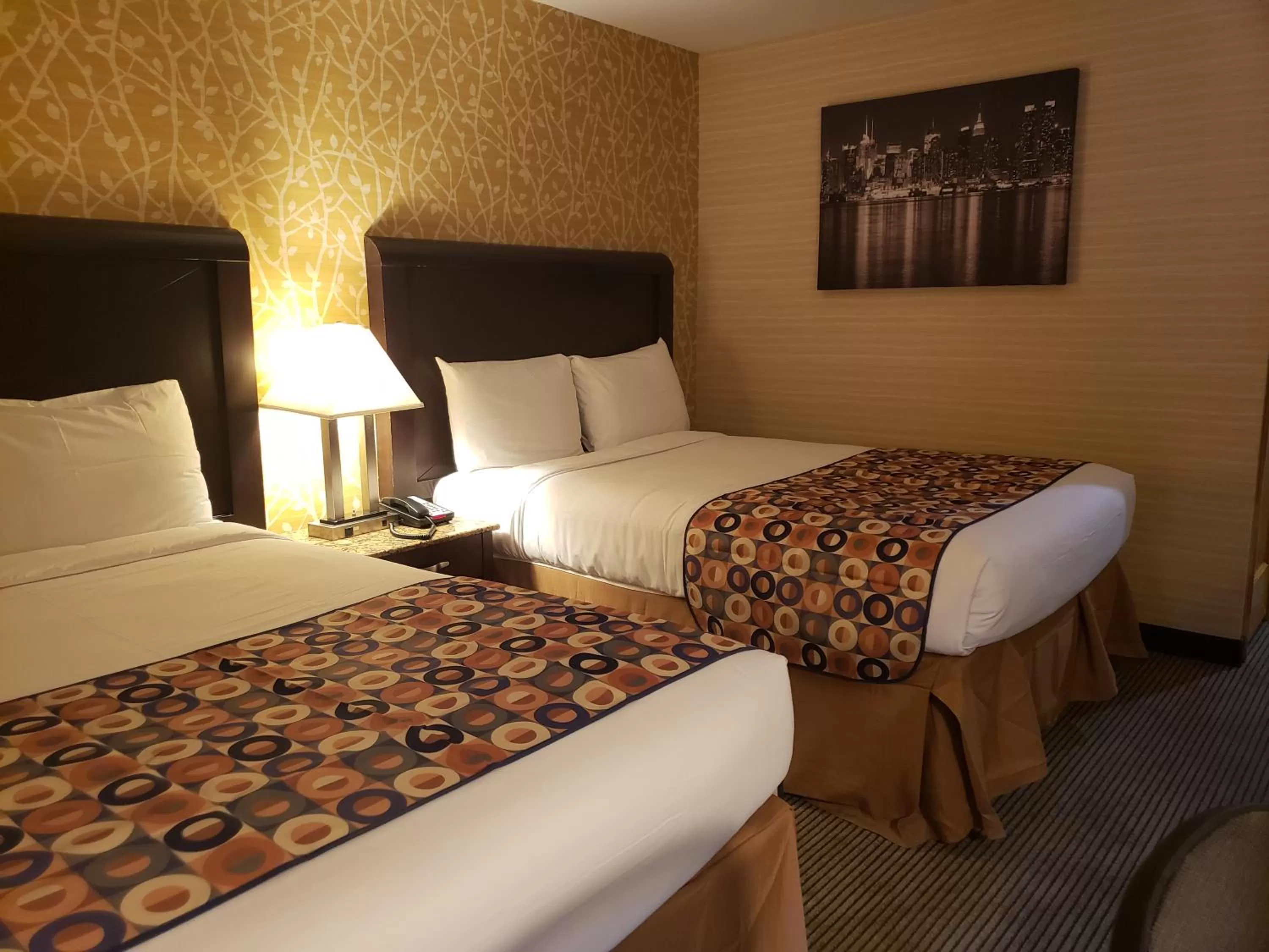 Bedroom, Bed in Elmhurst Hotel