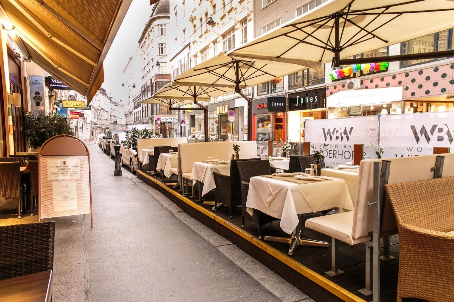 Restaurant/places to eat in Hotel Royal