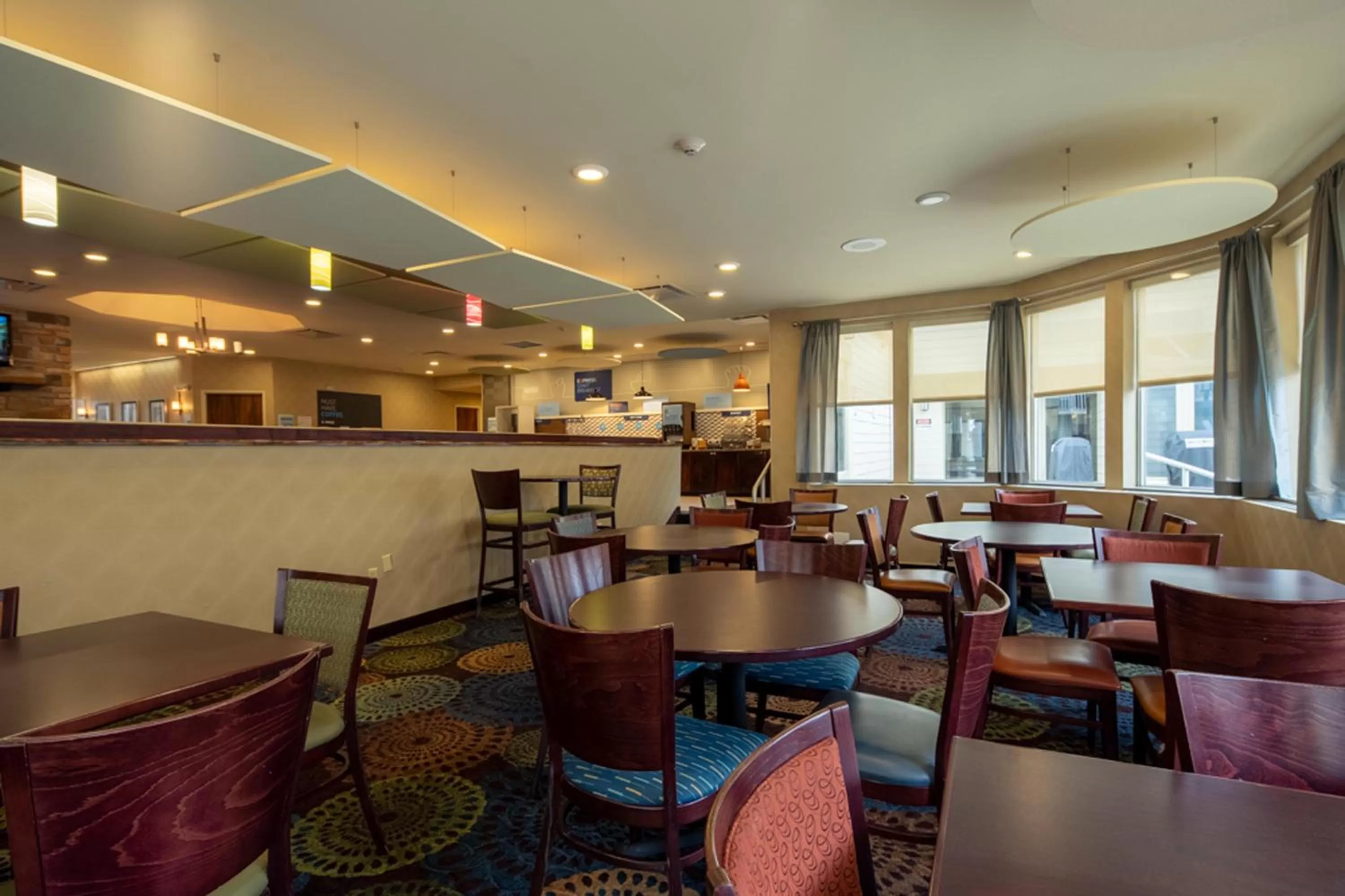 Breakfast in Holiday Inn Express Hotel & Suites Pittsburgh Airport by IHG