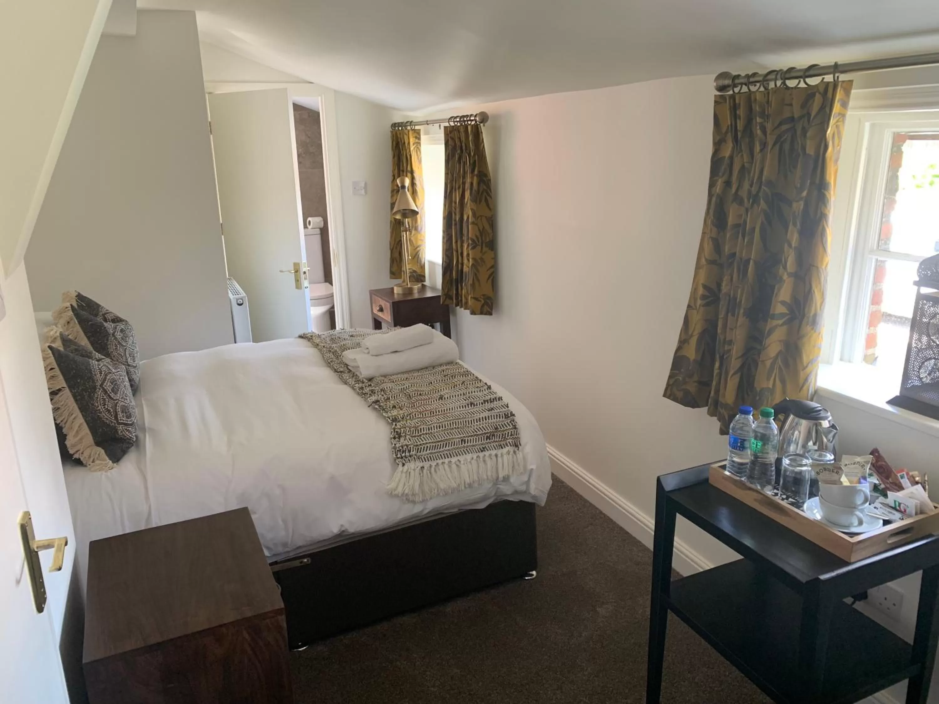 Small Double Room in Scarborough Hill Country Inn