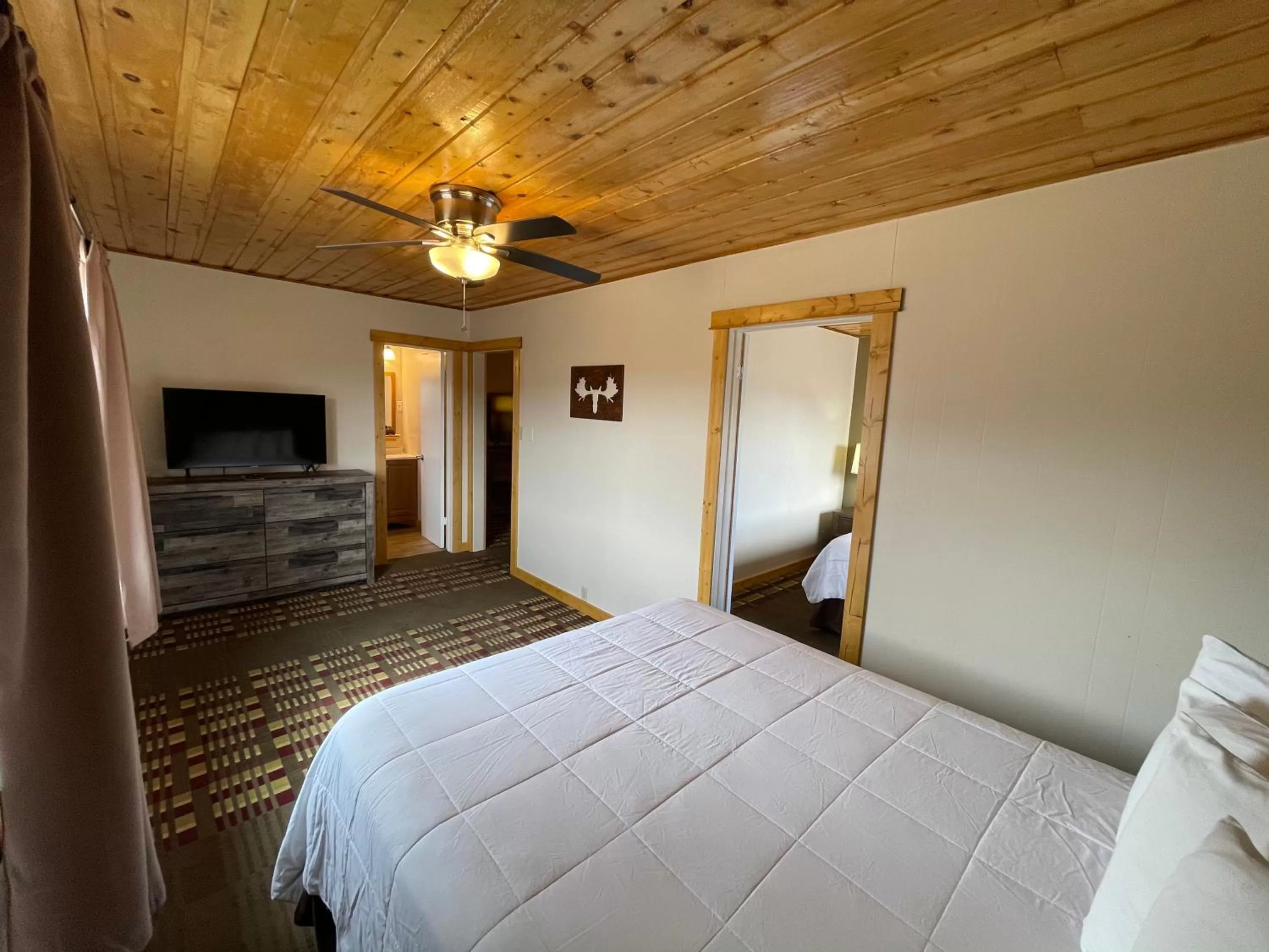 Bed in Estes Mountain Inn