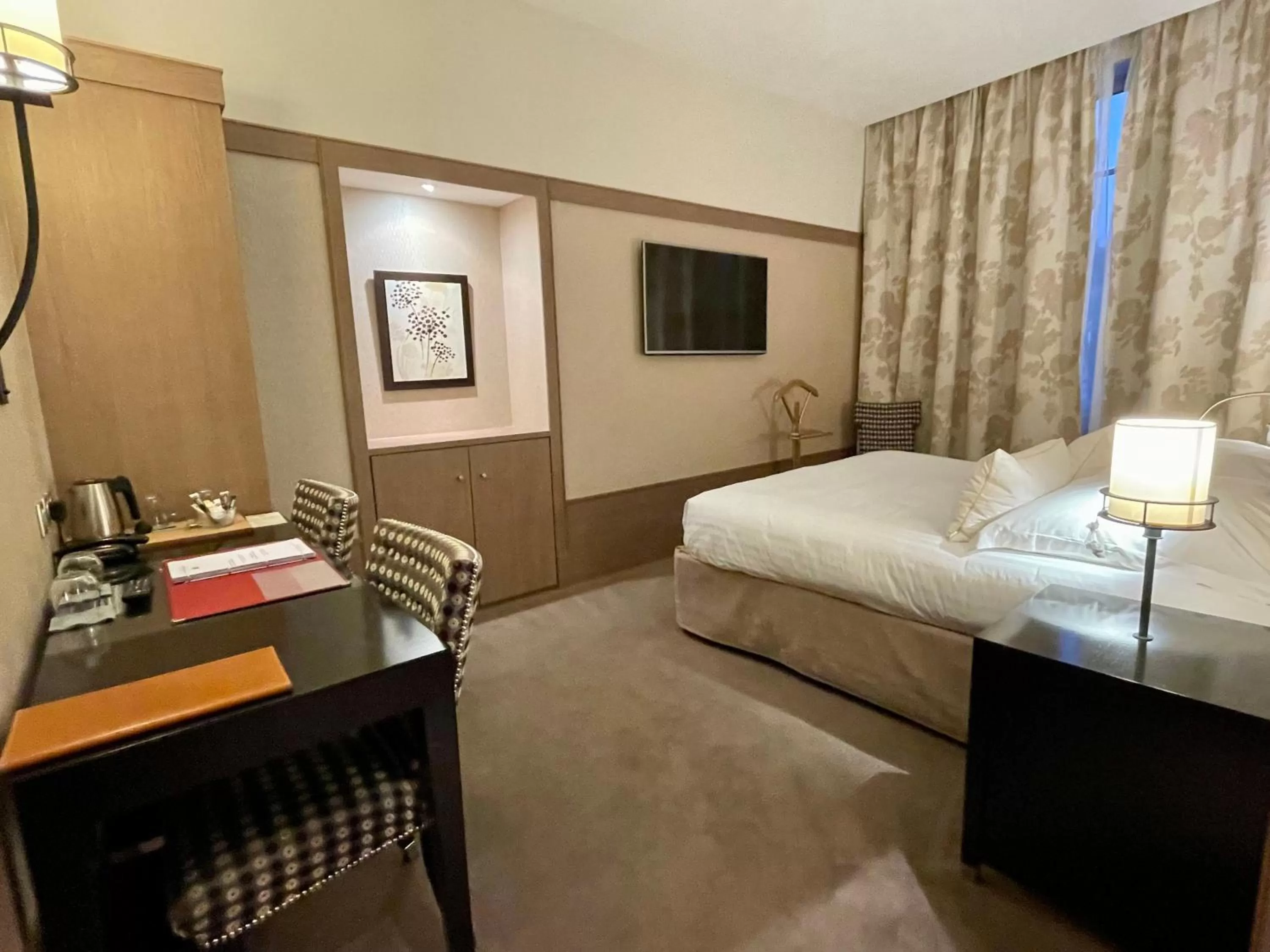 Bedroom in Hôtel Au Logis des Remparts