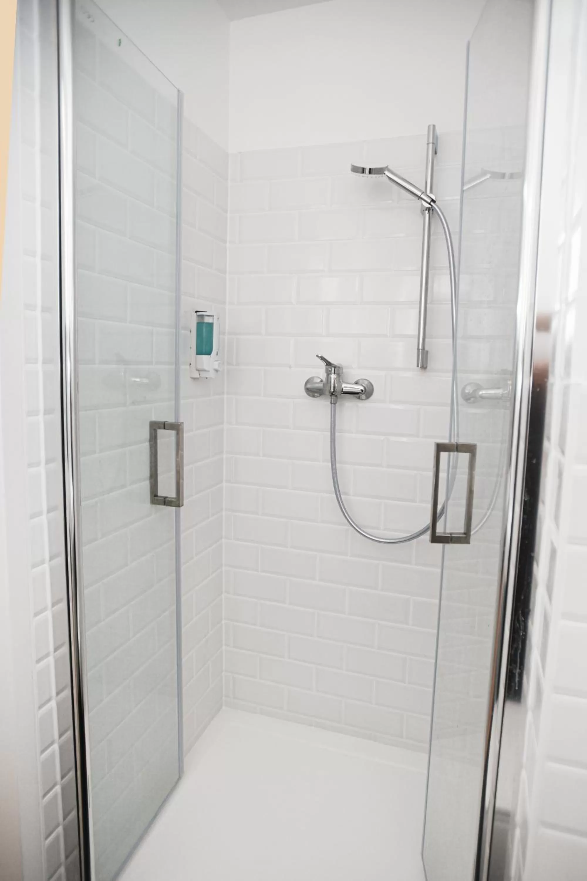 Shower in Hotel Apadana Frankfurt