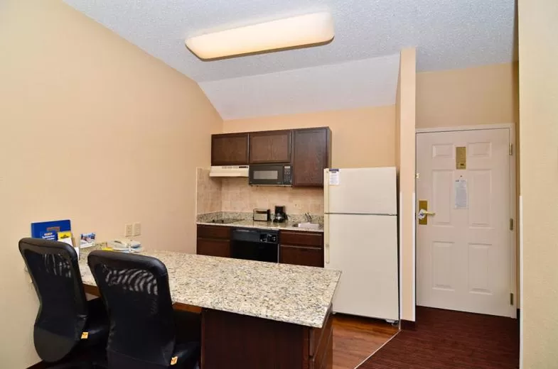 One-Bedroom Queen Suite with Sofa Bed - Non-Smoking in MainStay Suites Knoxville Airport