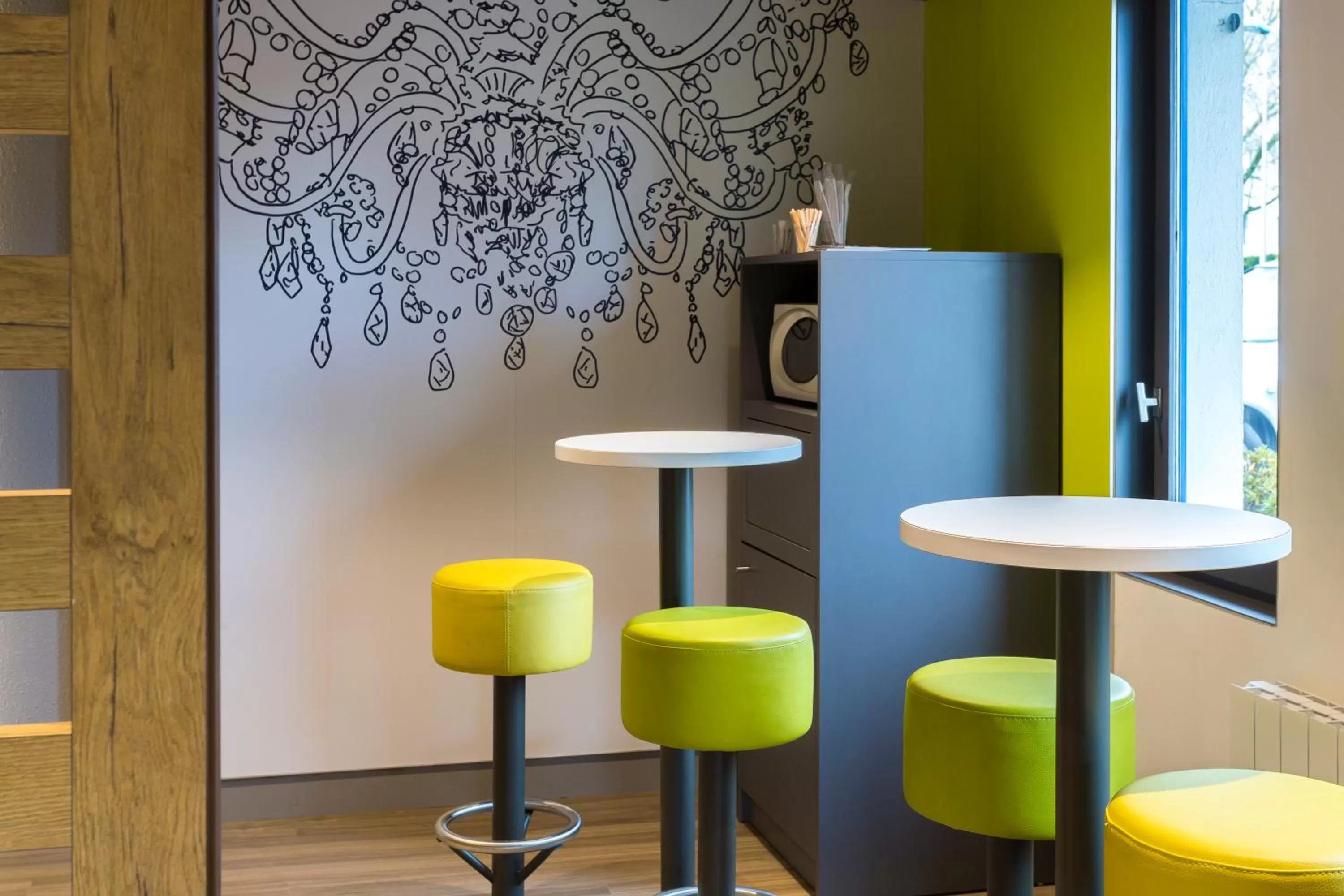 Lounge or bar in Ibis budget Lorient Caudan