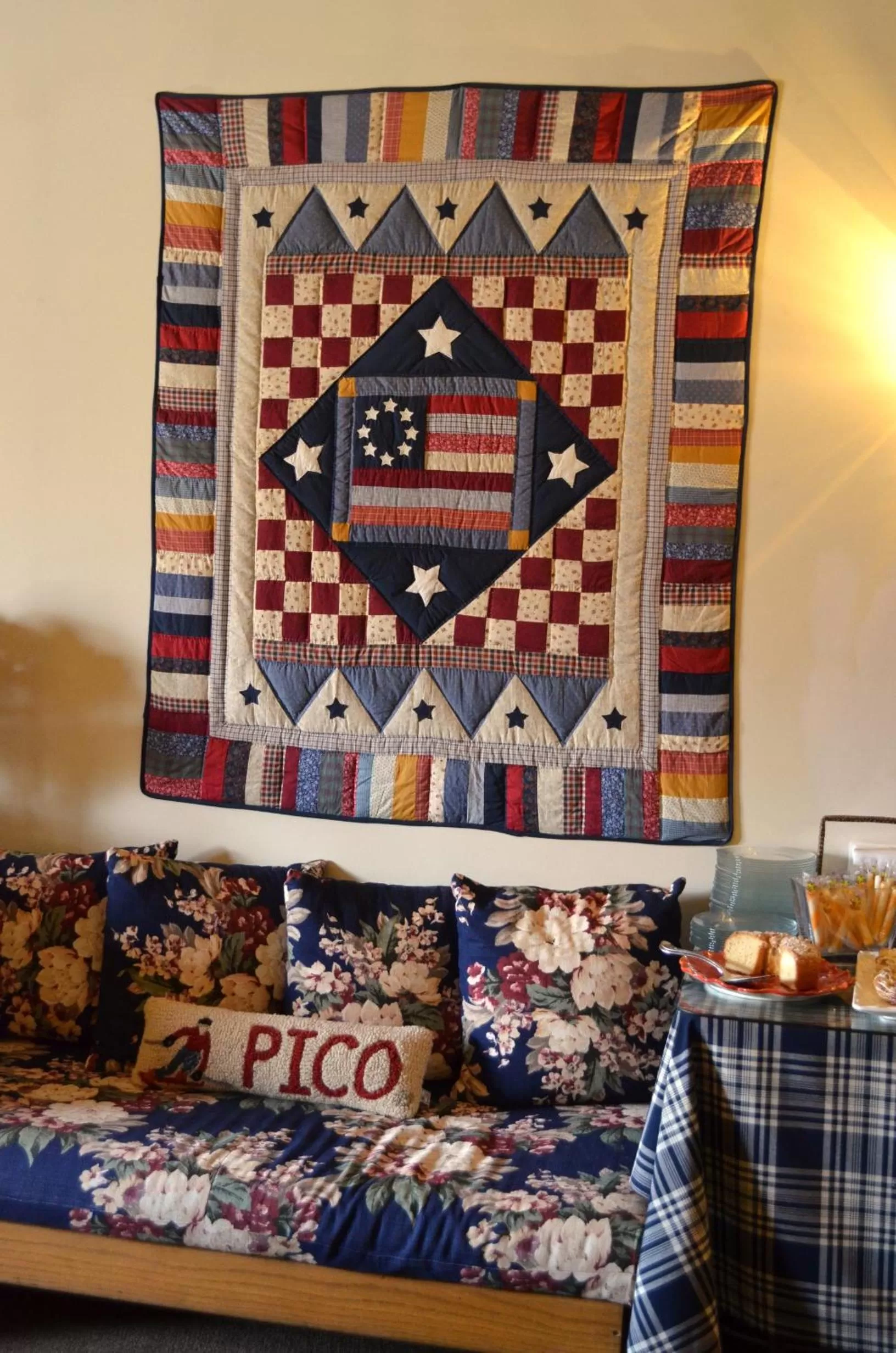 Lounge or bar, Bed in Greenbrier Inn Killington