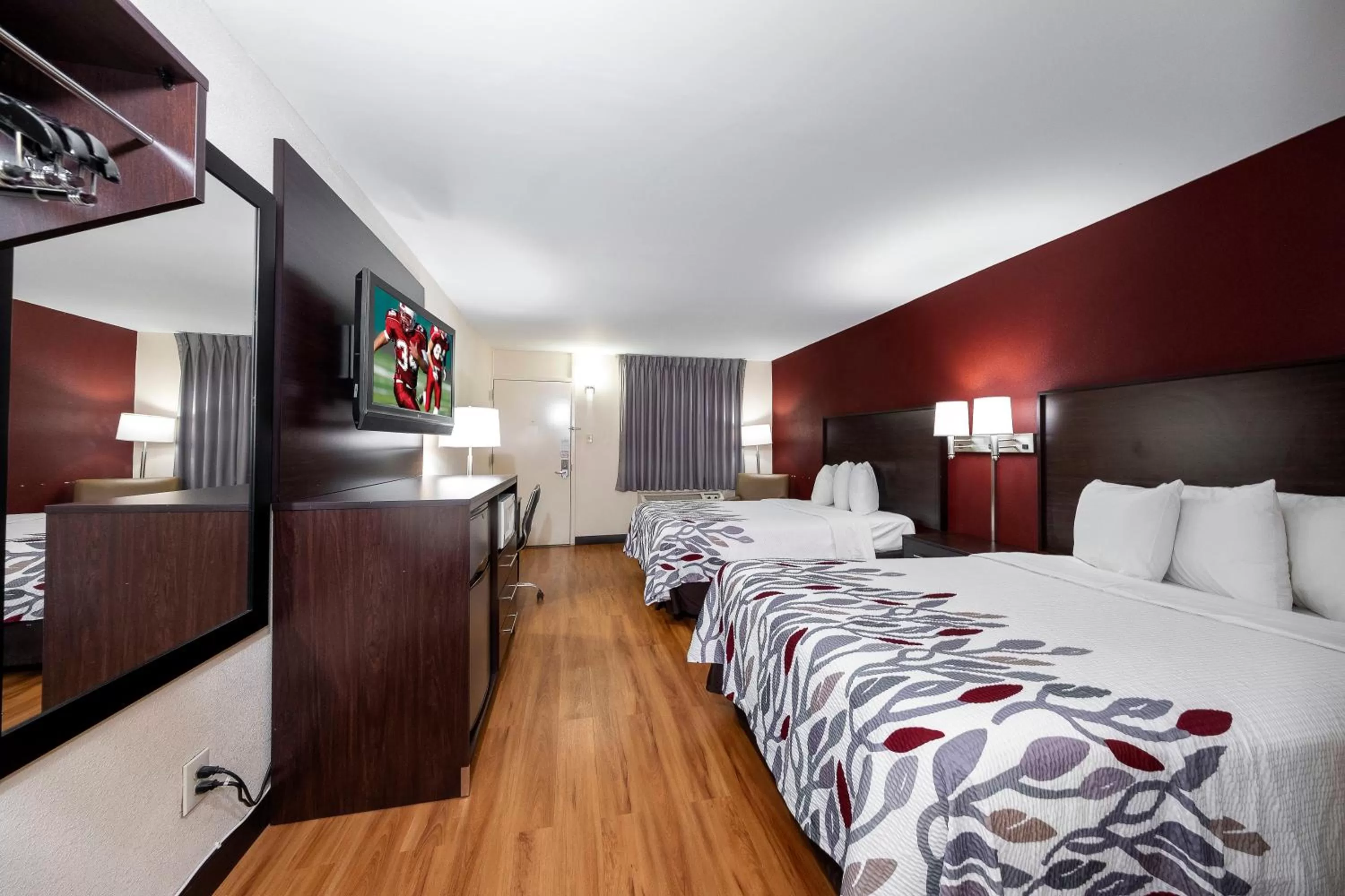 Photo of the whole room, Bed in Red Roof Inn Bordentown - McGuire AFB