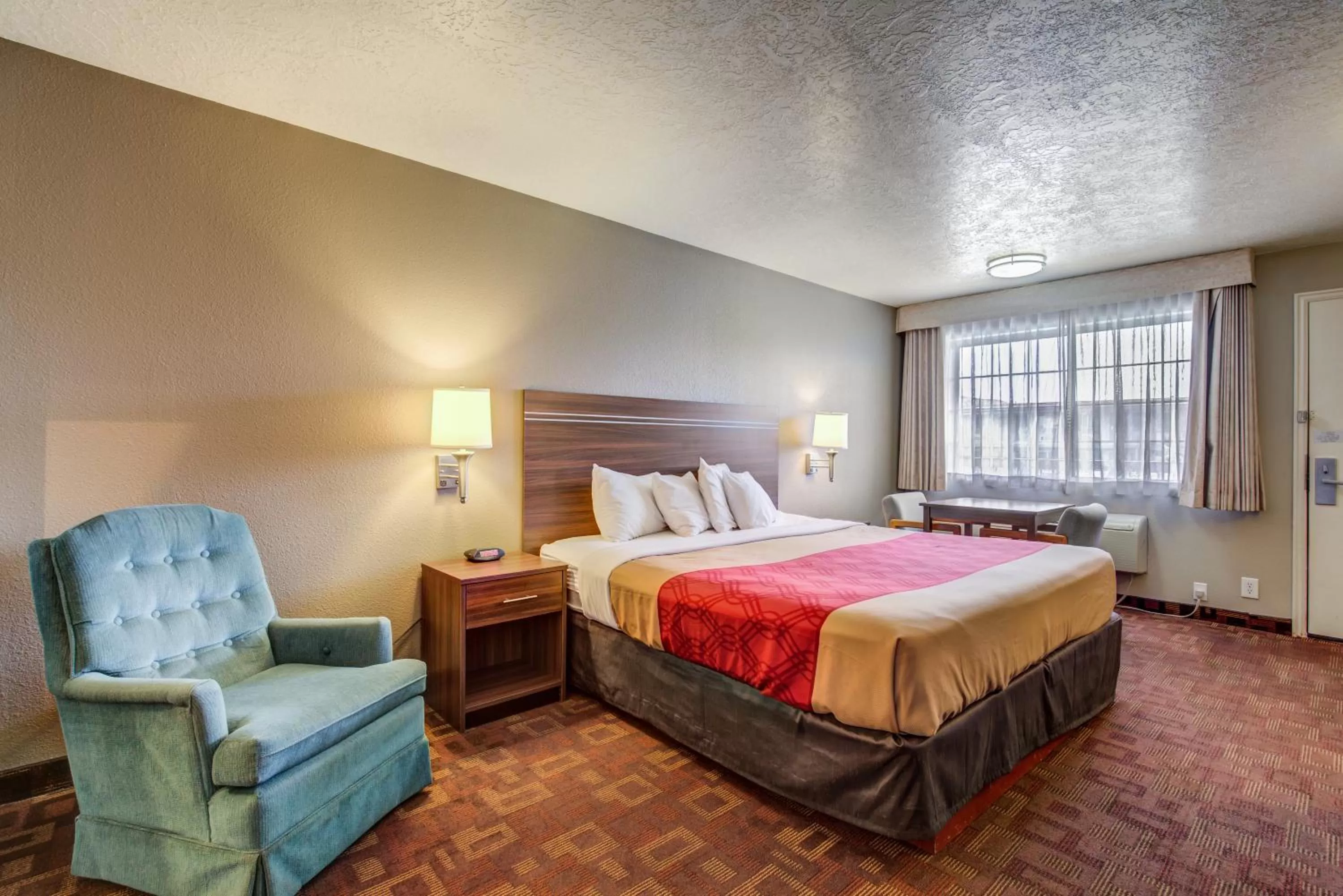 Photo of the whole room, Bed in Econo Lodge St George North - Near Pioneer Park