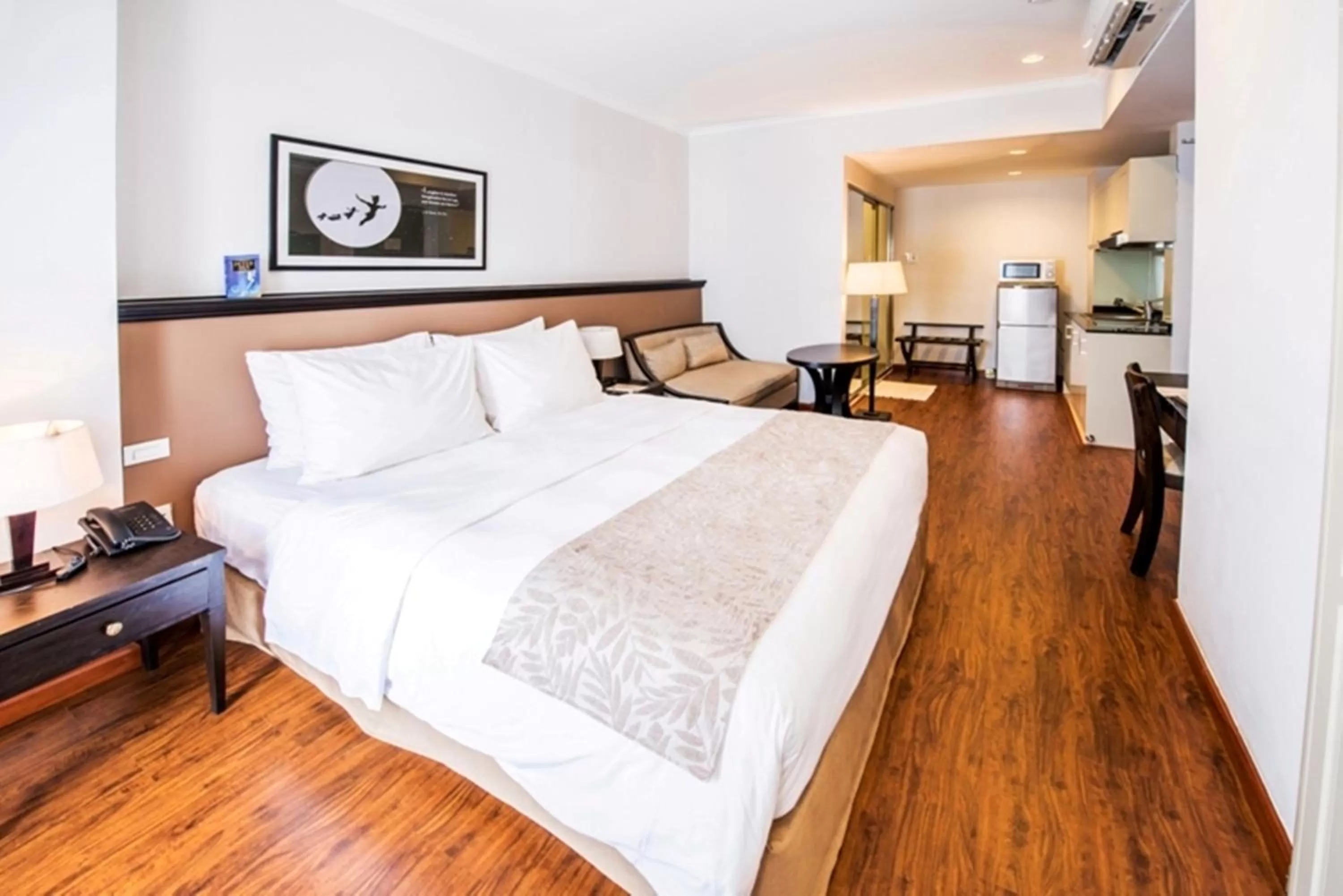 Photo of the whole room in The Alcove Library Hotel