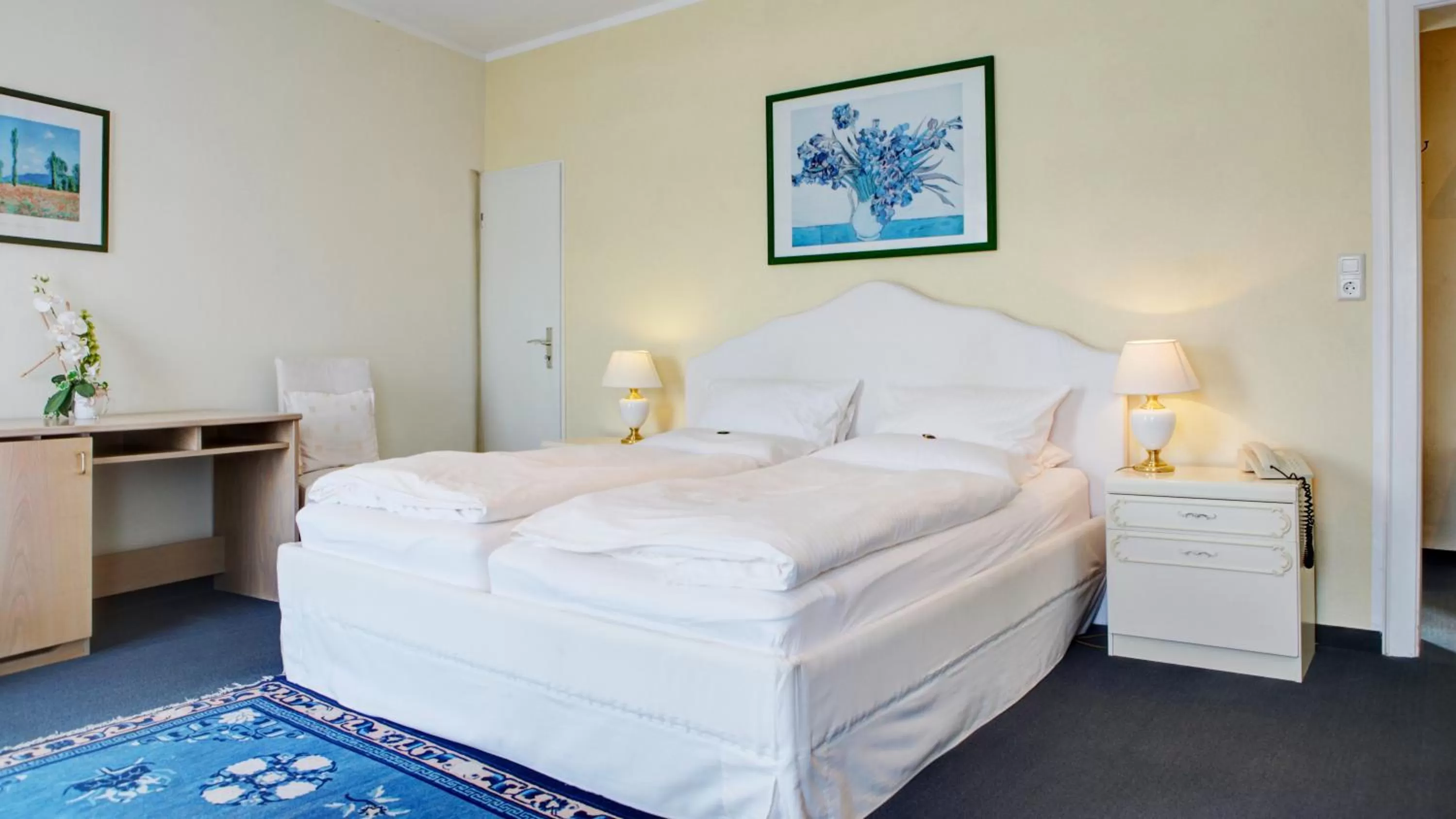 Photo of the whole room, Bed in Hotel Rhein-Residenz