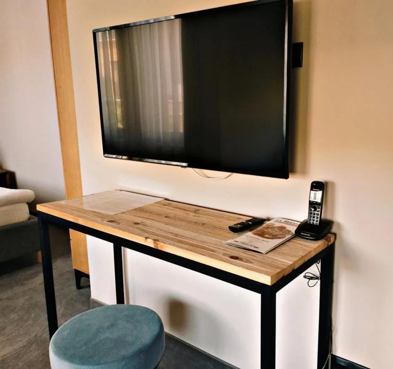 TV and multimedia in Reverence Boutique Hotel