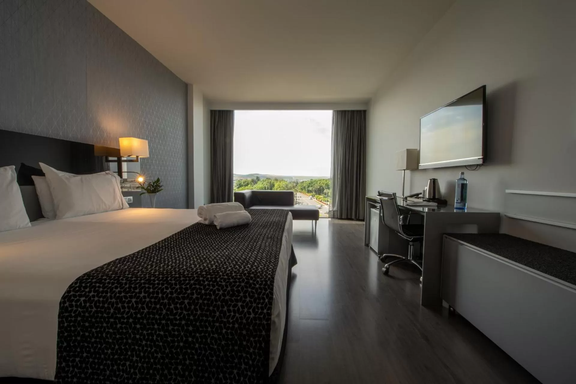 Photo of the whole room, Bed in Eurostars Palace