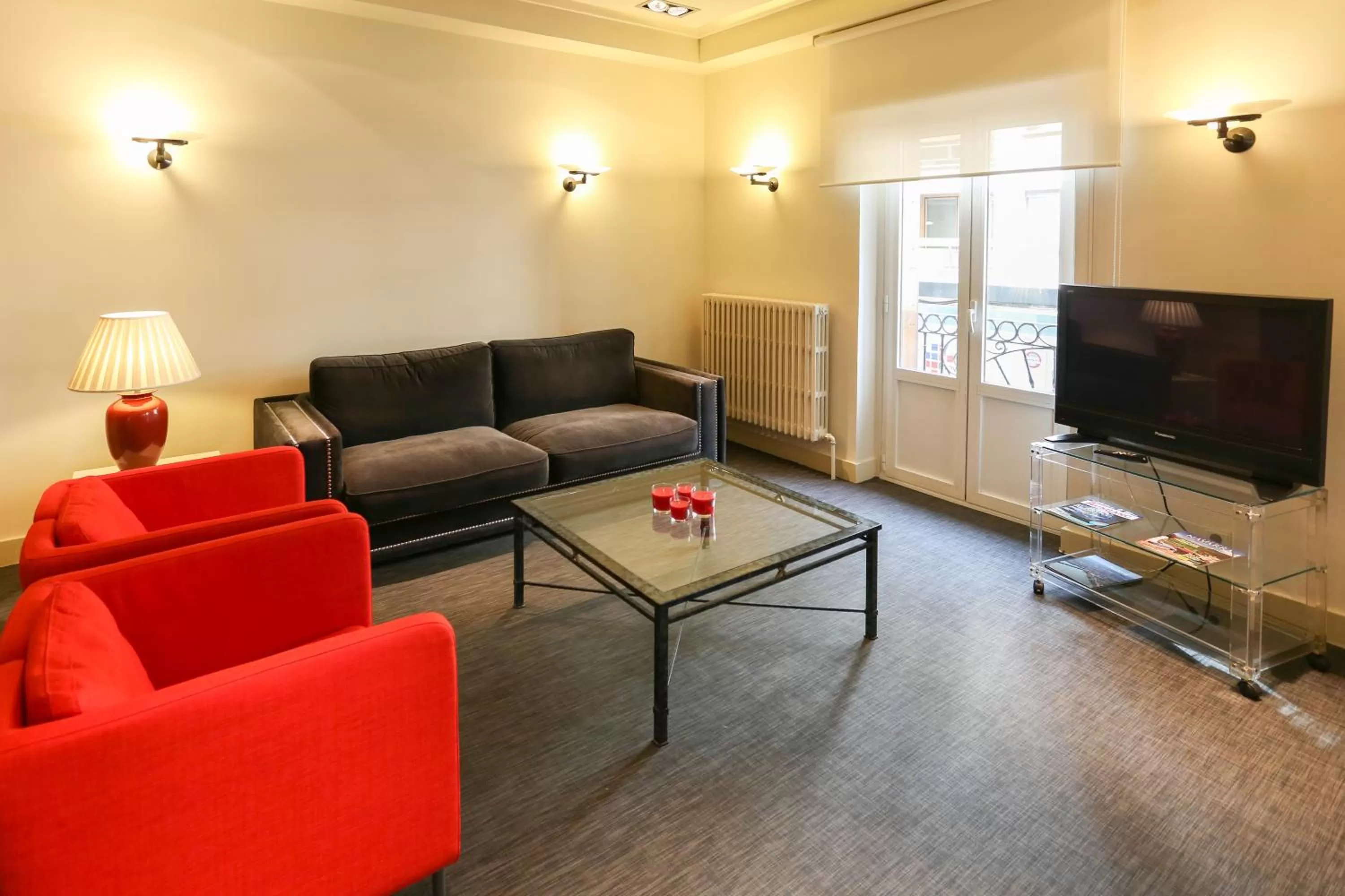 Communal lounge/ TV room in Habitus Hotel Leyre